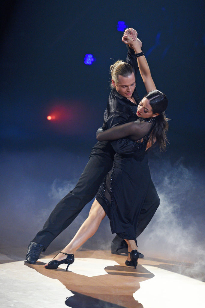 Gabriel Kelly und Malika Dzumaev während der deutschen RTL-Fernsehsendung „Let’s Dance“ in den MMC Studios am 21. Februar 2025 in Köln, Deutschland. | Quelle: Getty Images