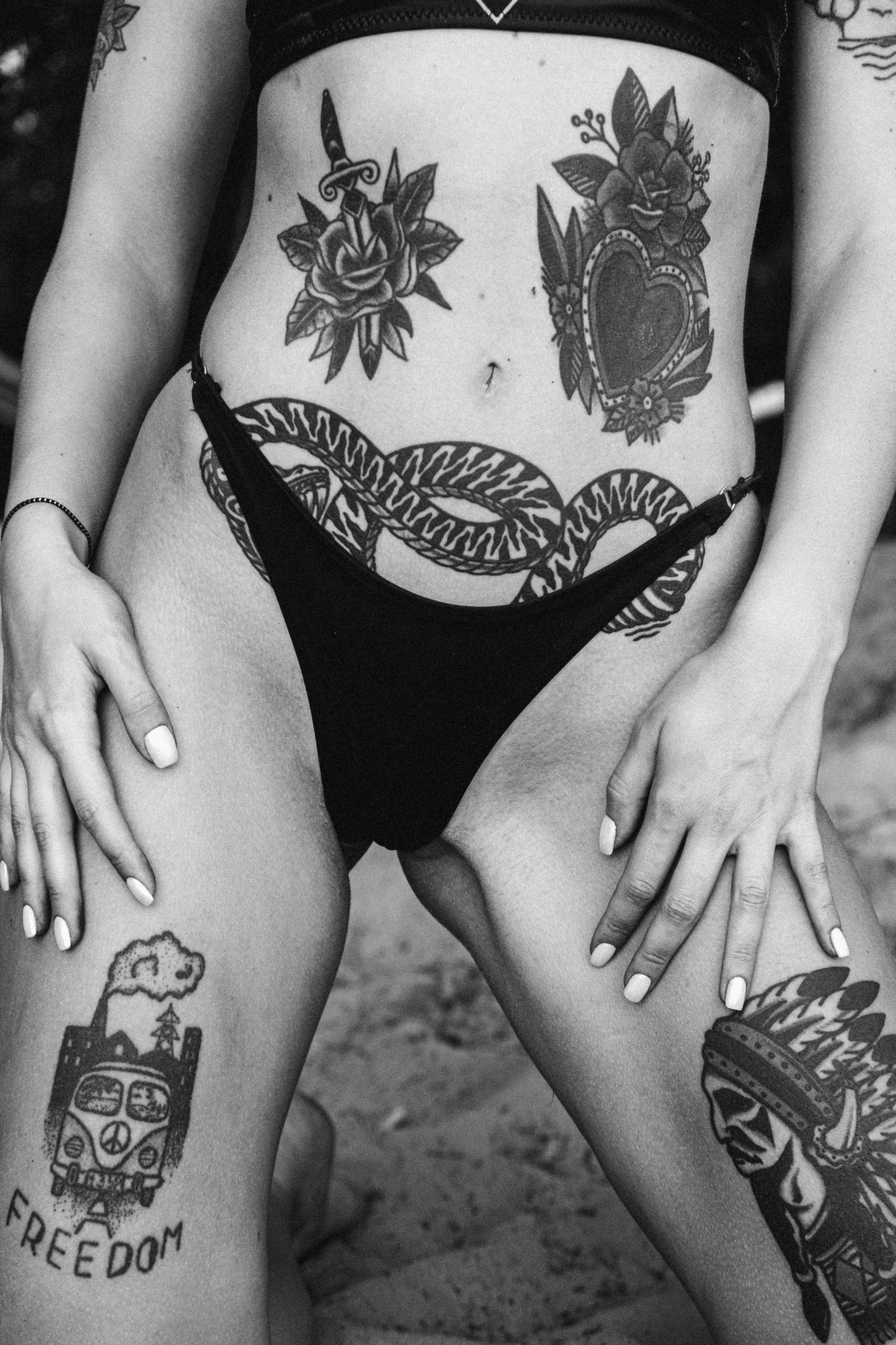 Eine Frau enthüllt ihre Tattoos | Quelle: Unsplash