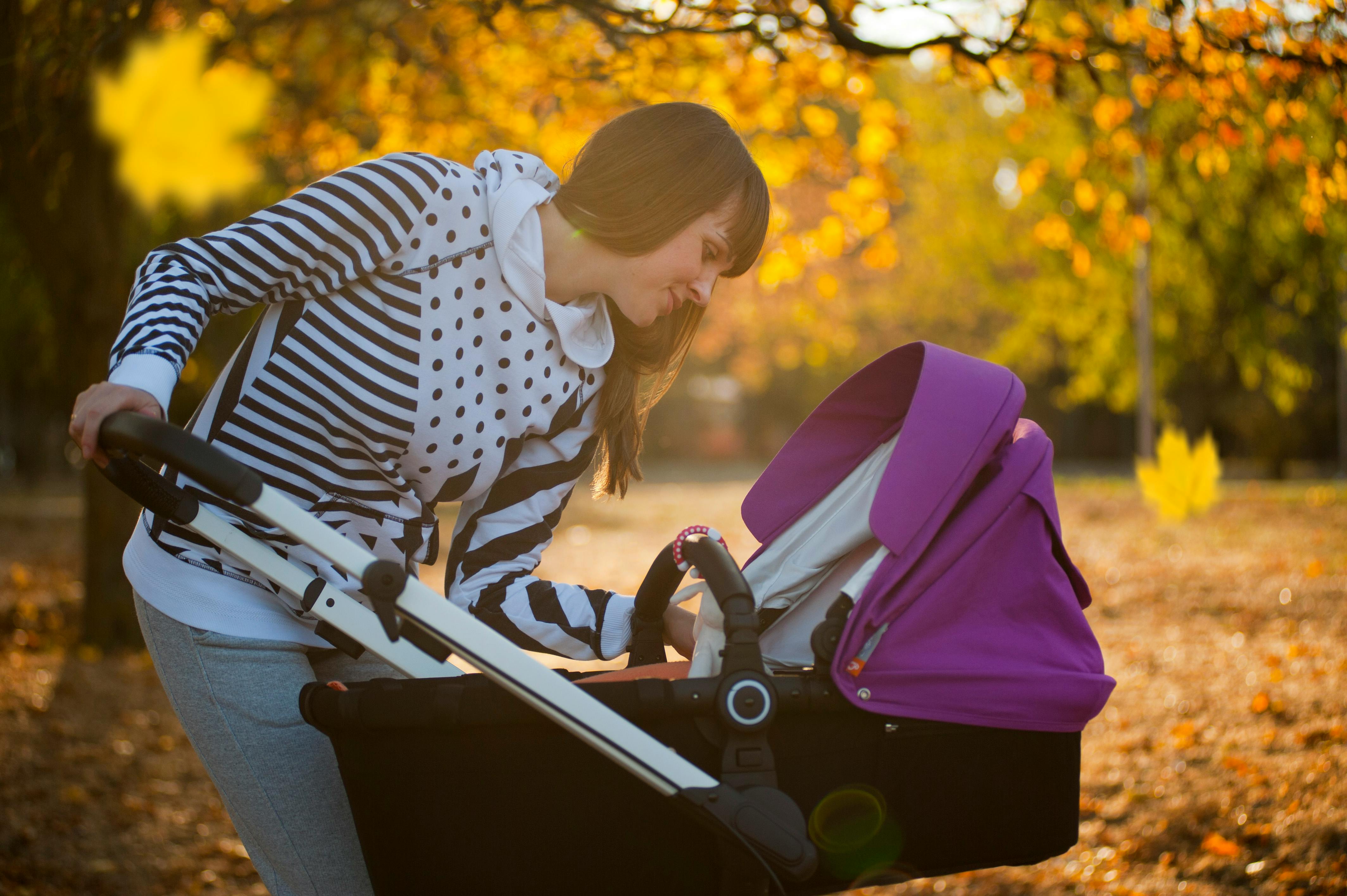 Eine Frau mit einem Kinderwagen | Quelle: Pexels