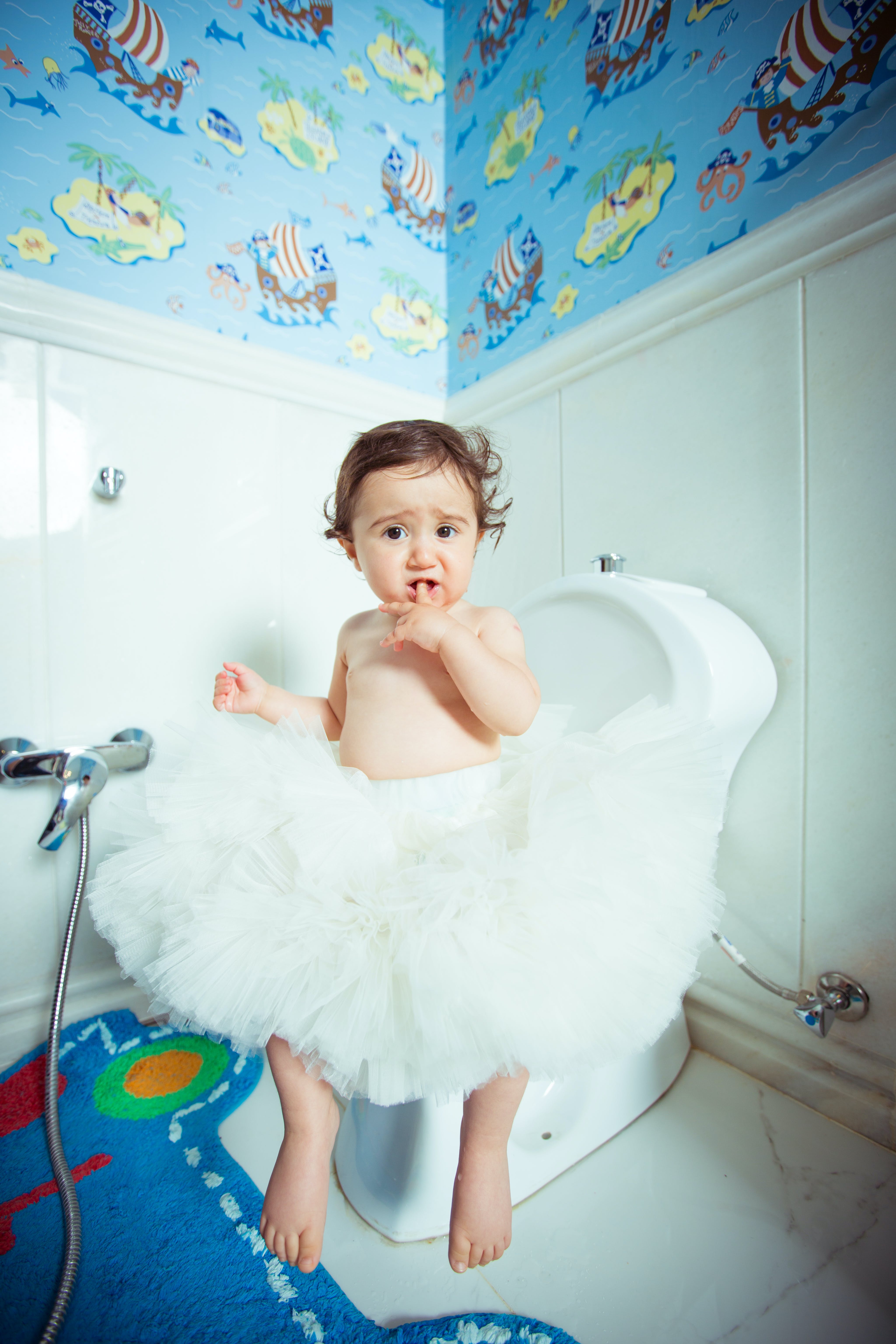 Ein Kind, das auf einer Toilette sitzt | Quelle: Pexels