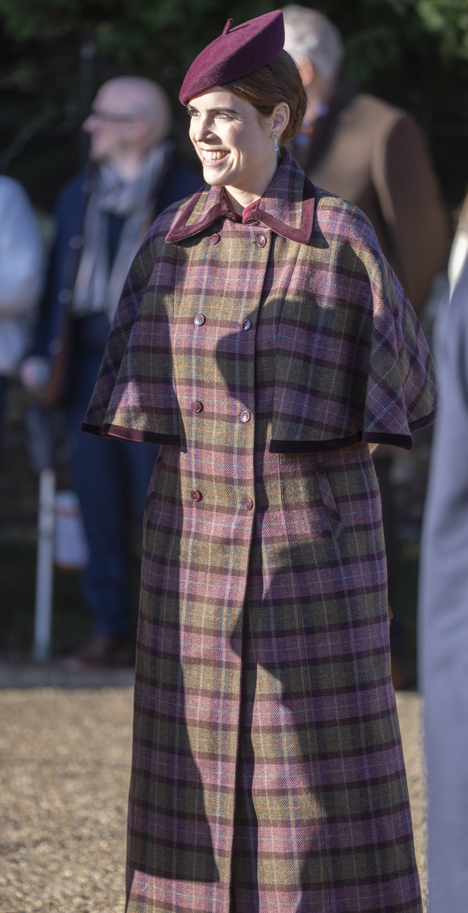 Eugenie hat sich weiterhin klassischen britischen Stoffstrukturen und von der Tradition inspirierten Kleidungsstücken verschrieben, auch wenn sie ihren Gesamtlook vereinfacht hat. Ihre Garderobe wirkt jetzt oft stimmiger, raffinierter und durchdachter als noch in ihren jüngeren Jahren.