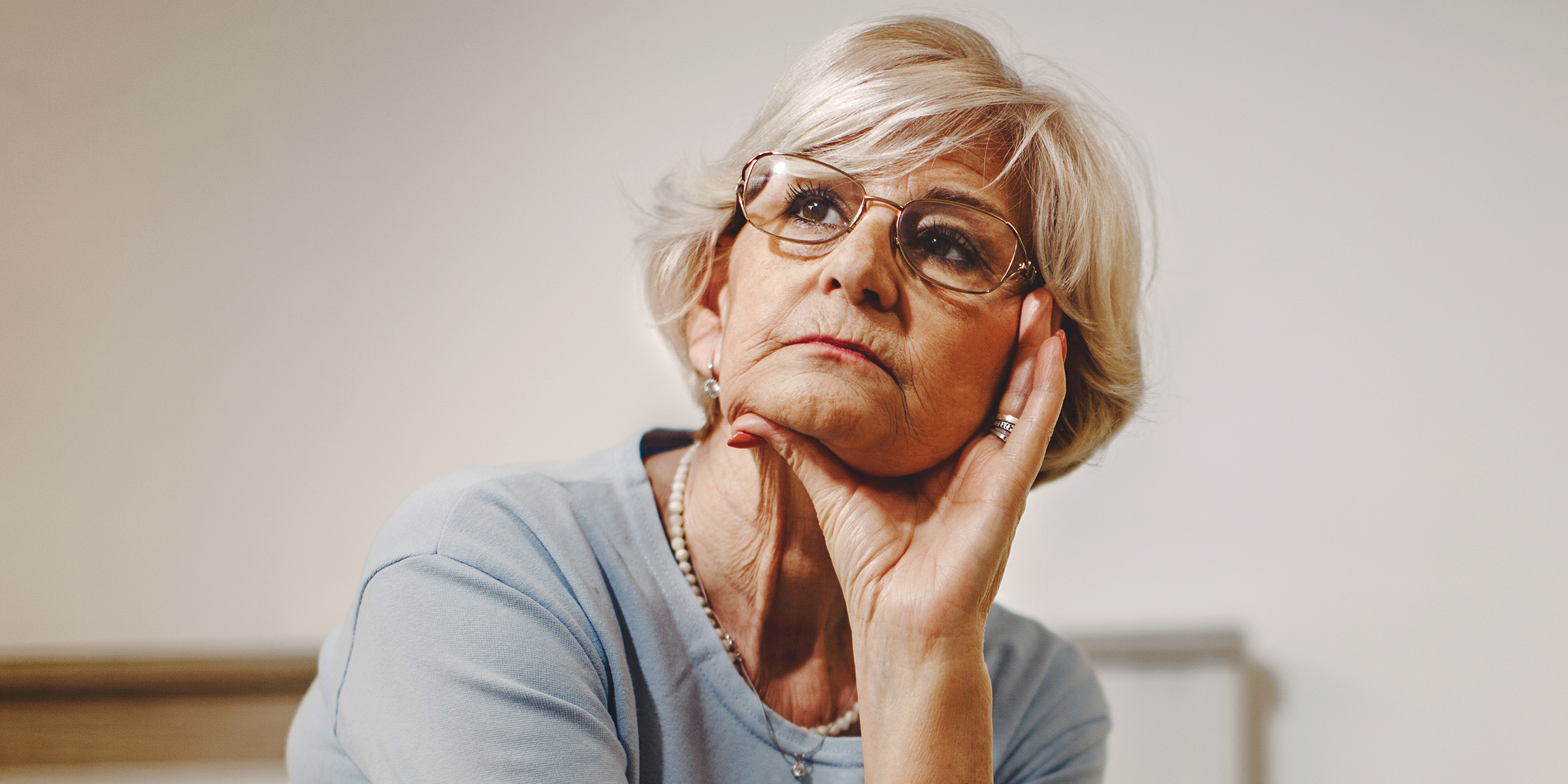 Eine nachdenkliche ältere Frau mit nachdenklichem Blick | Quelle: Shutterstock