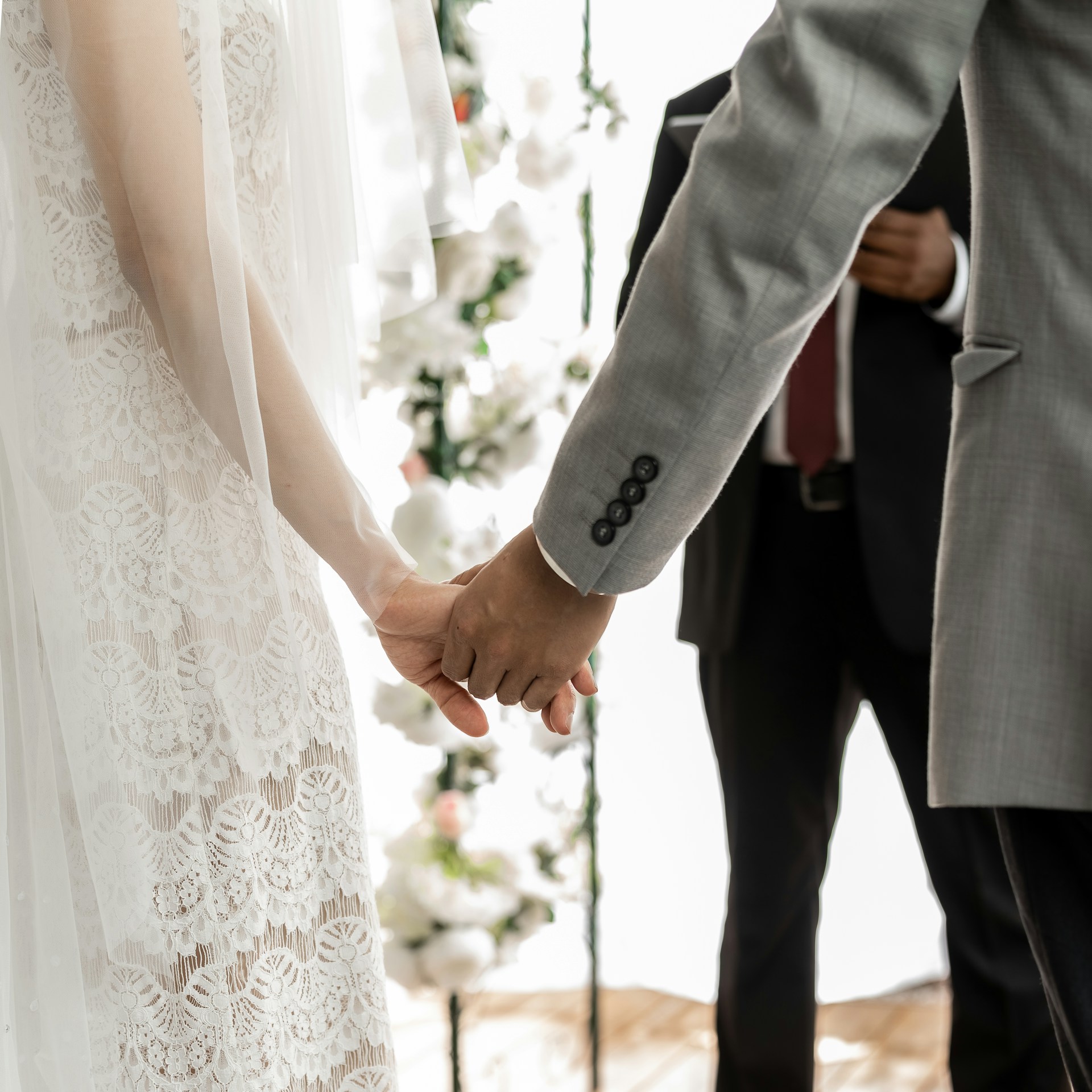 Ein Bräutigam hält die Hand seiner Braut | Quelle: Unsplash