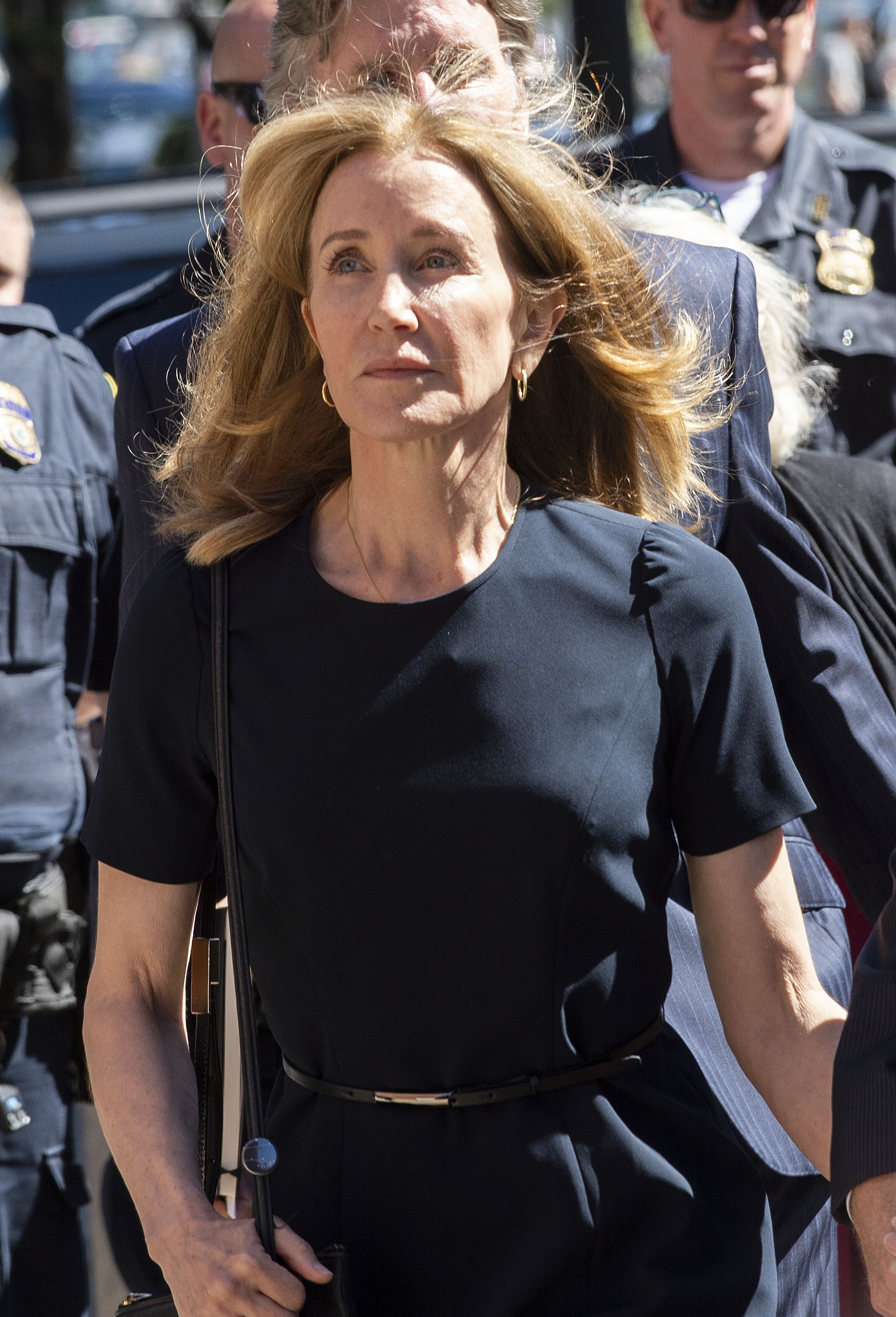 Felicity Huffman macht sich auf den Weg zum Eingang des John Joseph Moakley United States Courthouse am 13. September 2019 in Boston. | Quelle: Getty Images