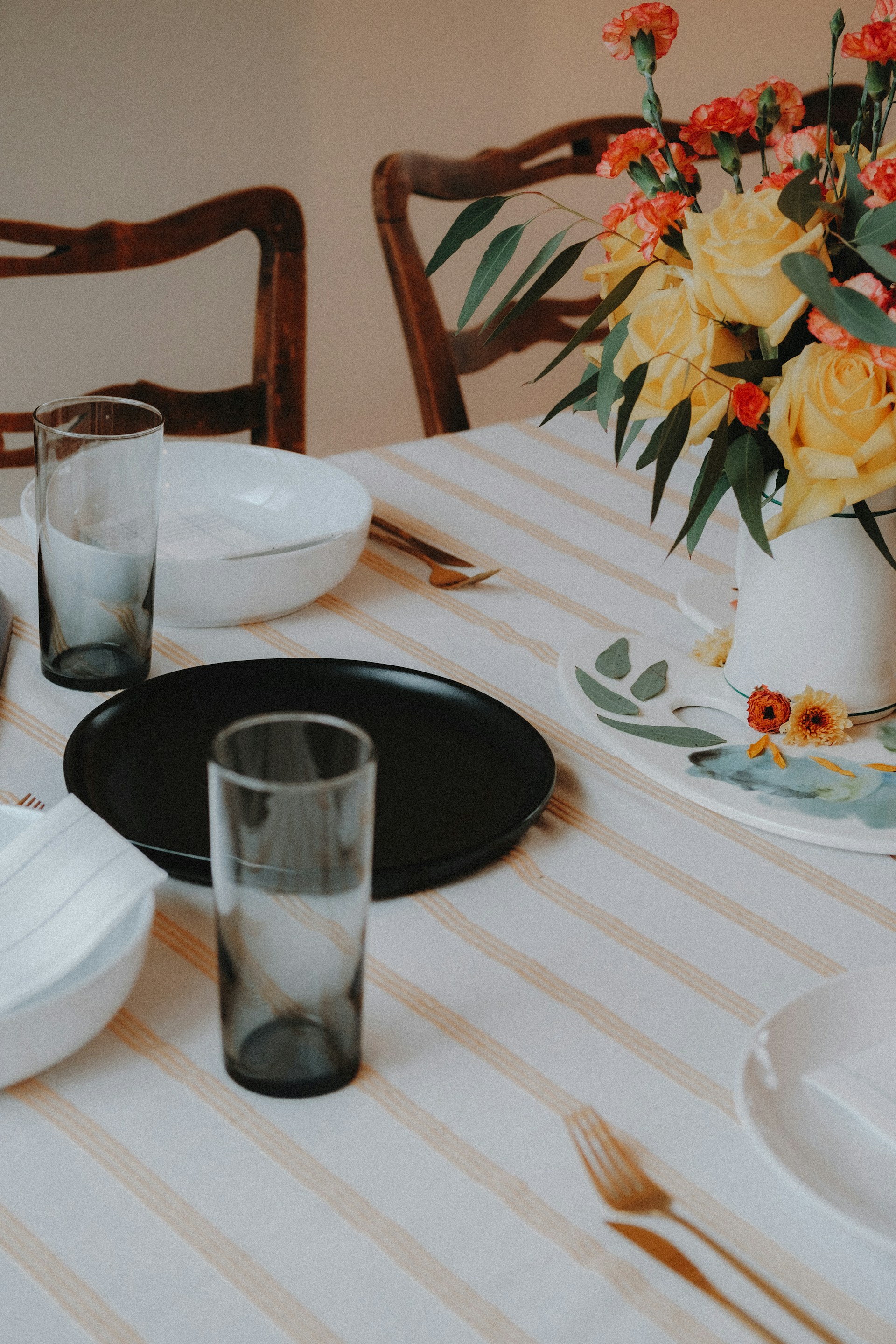 Ein gedeckter Tisch mit Tellern, Gläsern und Besteck | Quelle: Unsplash