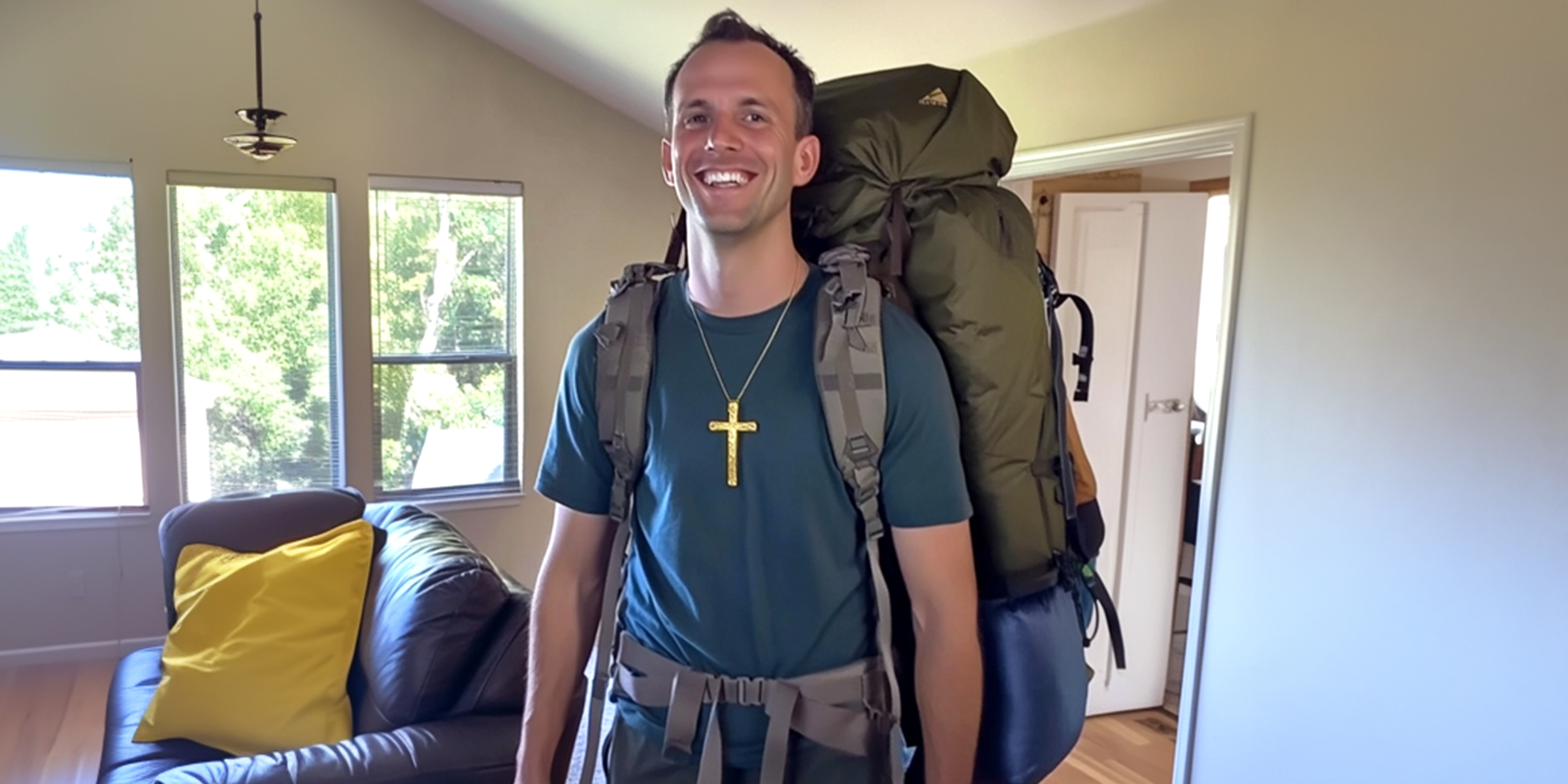 Ein glücklicher Mann mit seiner Campingausrüstung | Quelle: Amomama
