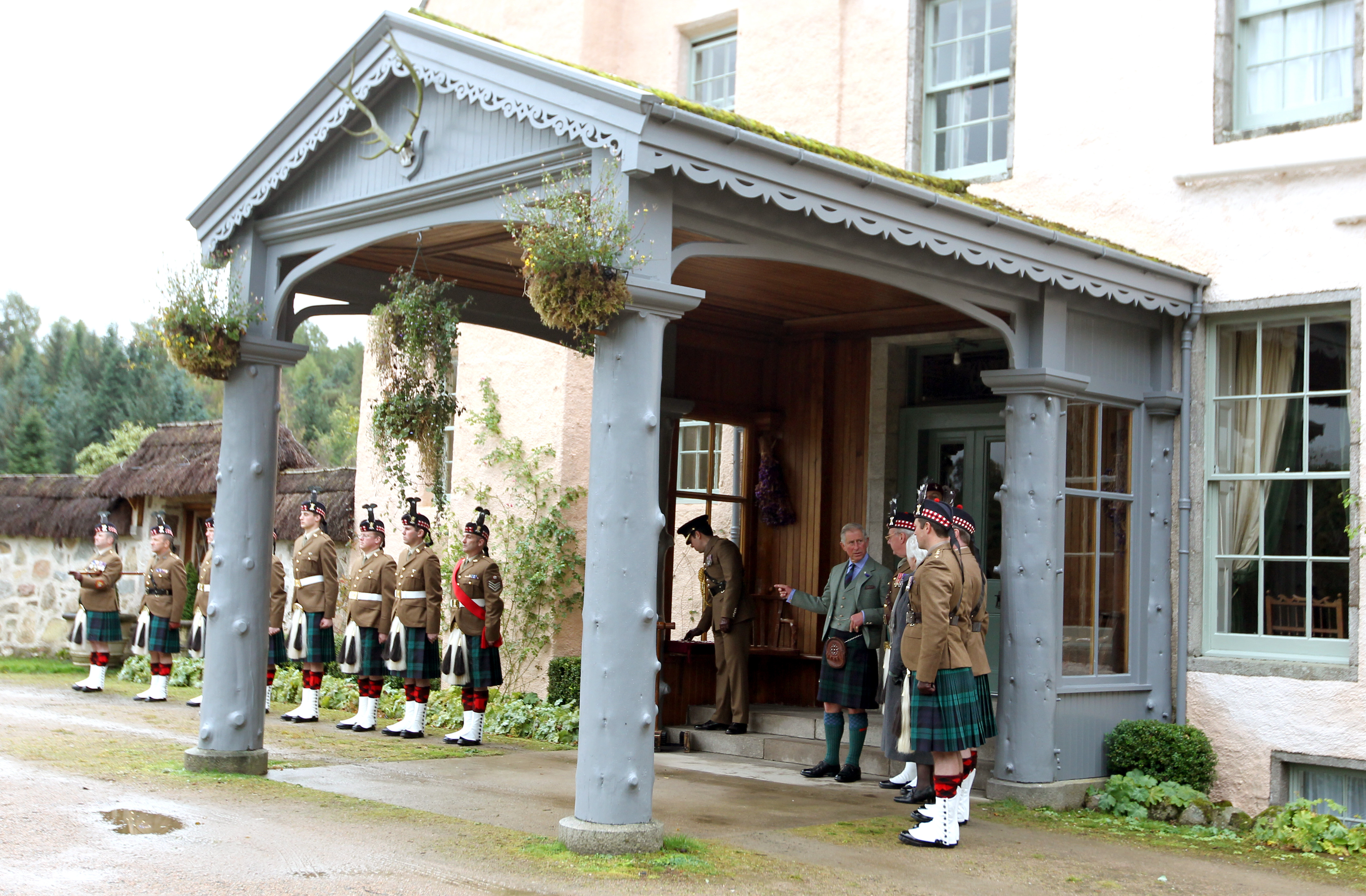 König Karl III. während einer Zeremonie zur Verleihung von Dienstmedaillen an Soldaten des 51st Highland, 7th Battalion, The Royal Regiment of Scotland auf dem Gelände von Birkhall in Ballater, Aberdeenshire, am 13. Oktober 2012. | Quelle: Getty Images