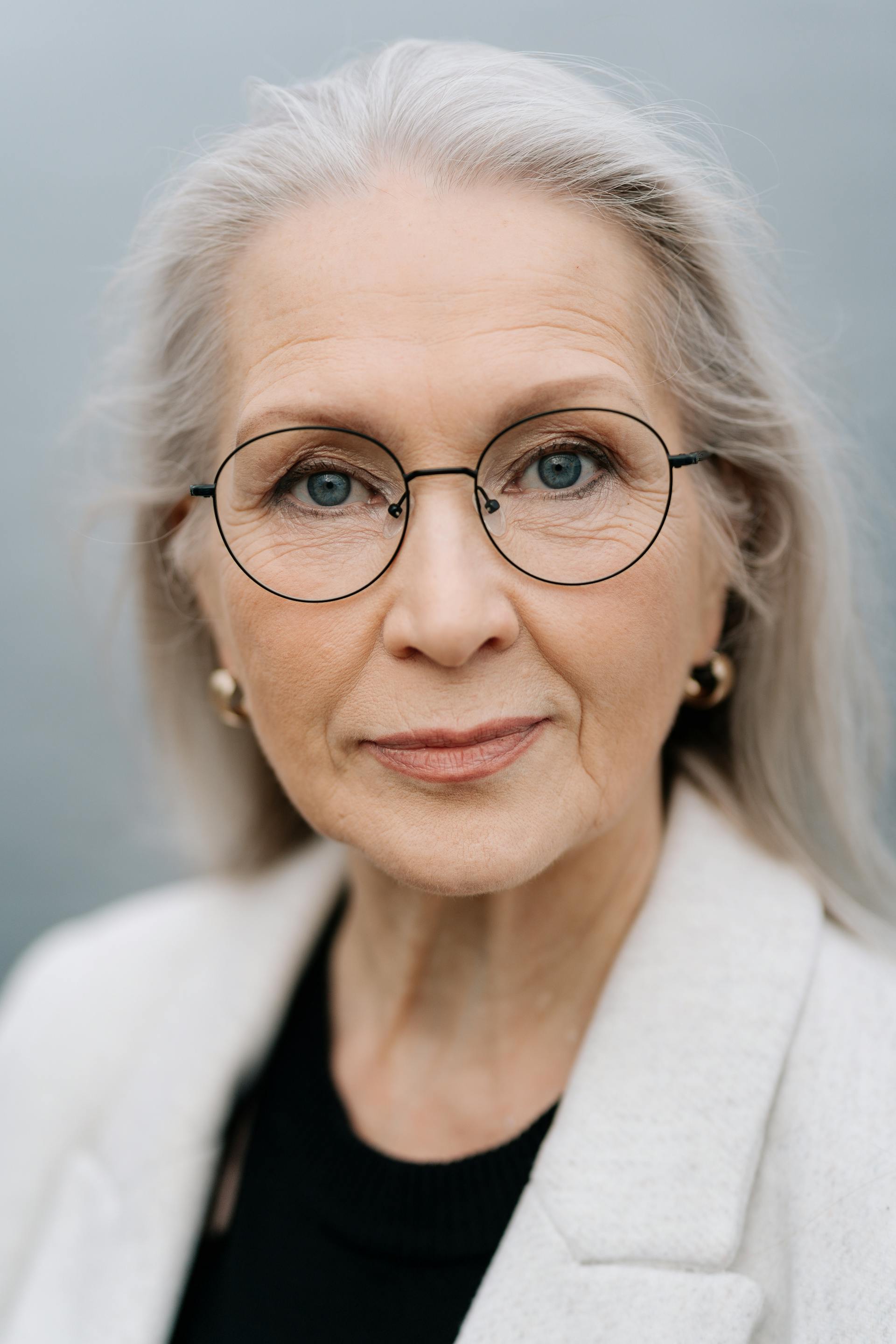 Eine ernst dreinblickende Frau | Quelle: Pexels
