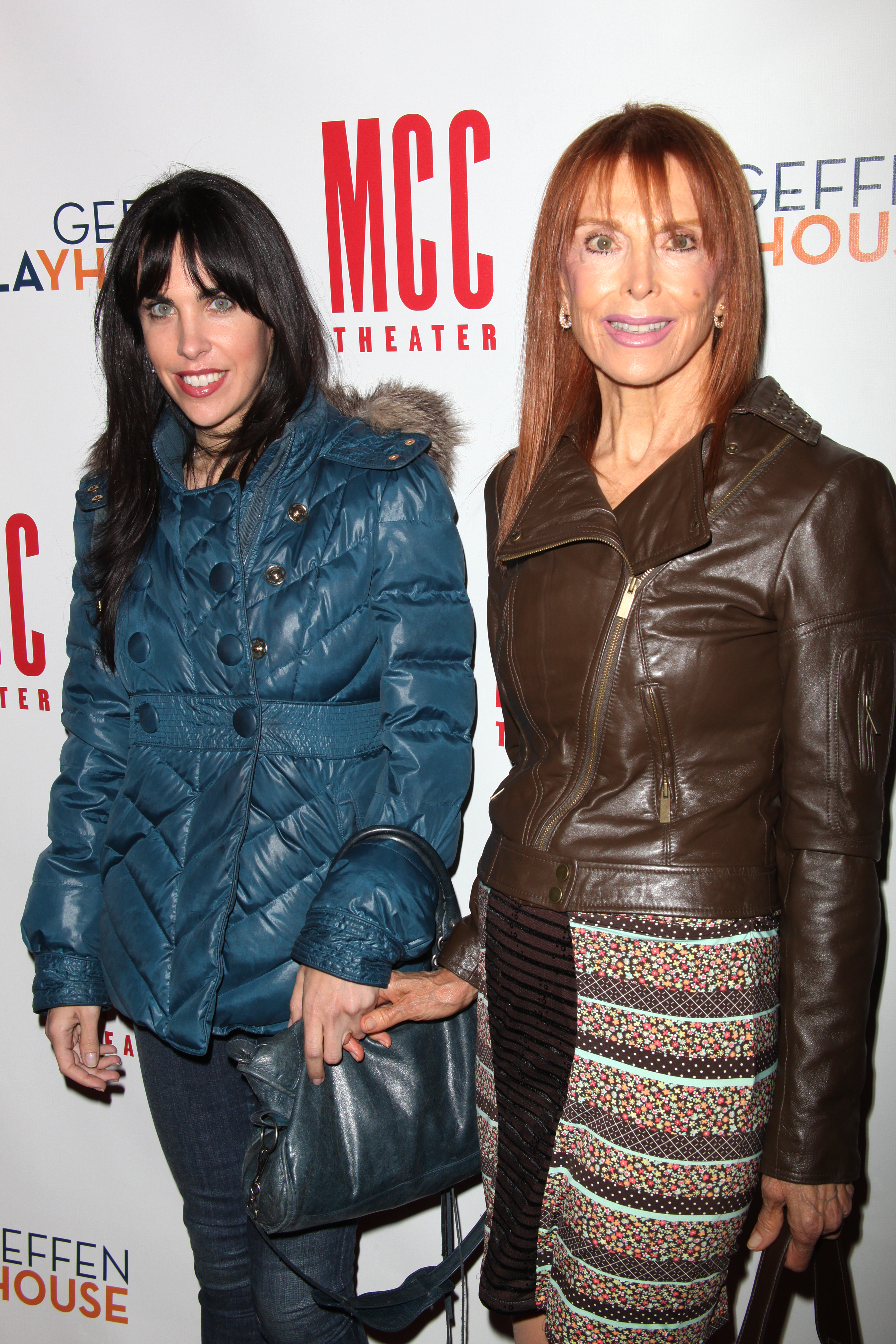 Tina Louise und Tochter Caprice Crane in New York City am 22. November 2010 | Quelle: Getty Images