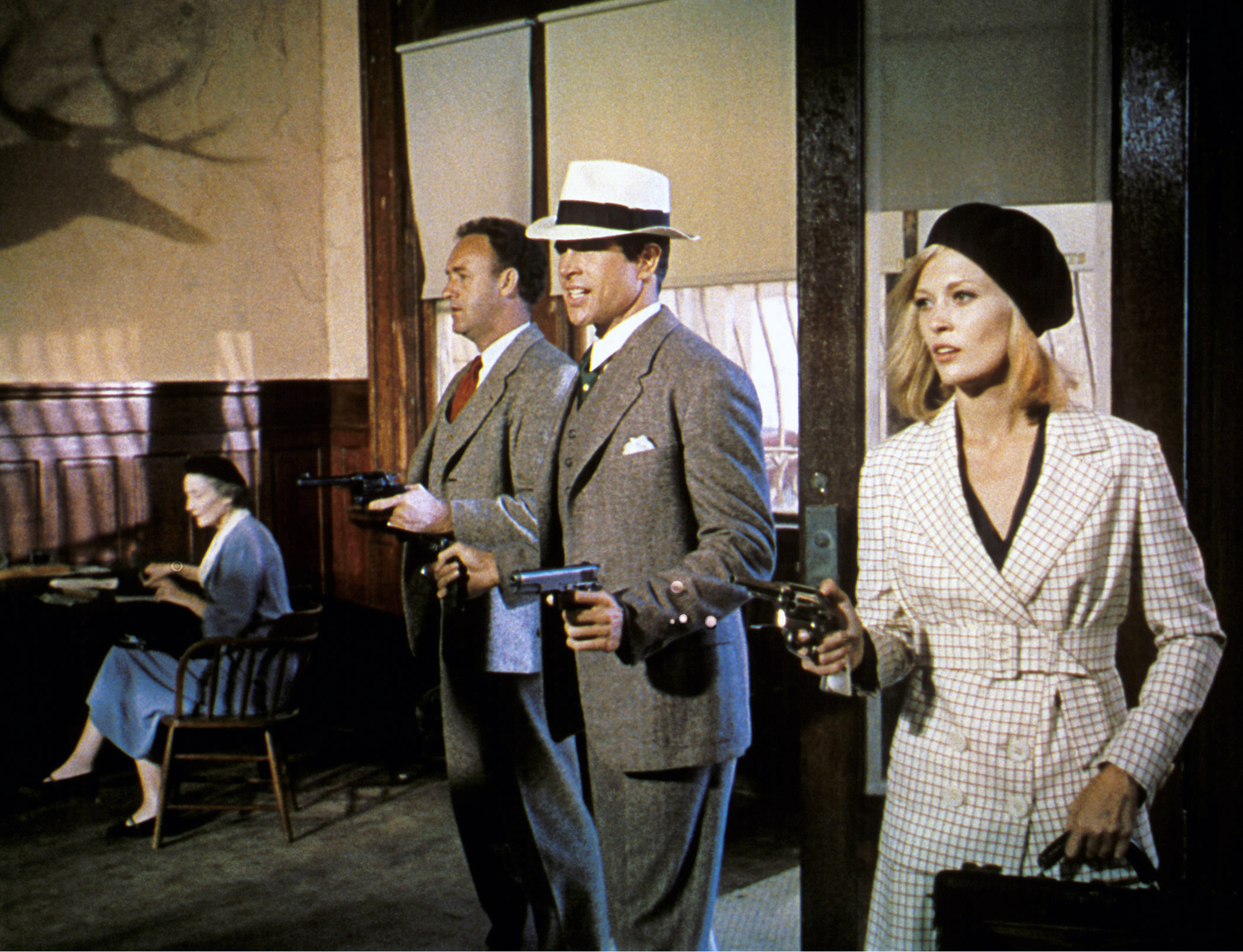 Die amerikanischen Schauspieler Gene Hackman, Warren Beatty und Faye Dunaway am Set von "Bonnie und Clyde" | Quelle: Getty Images