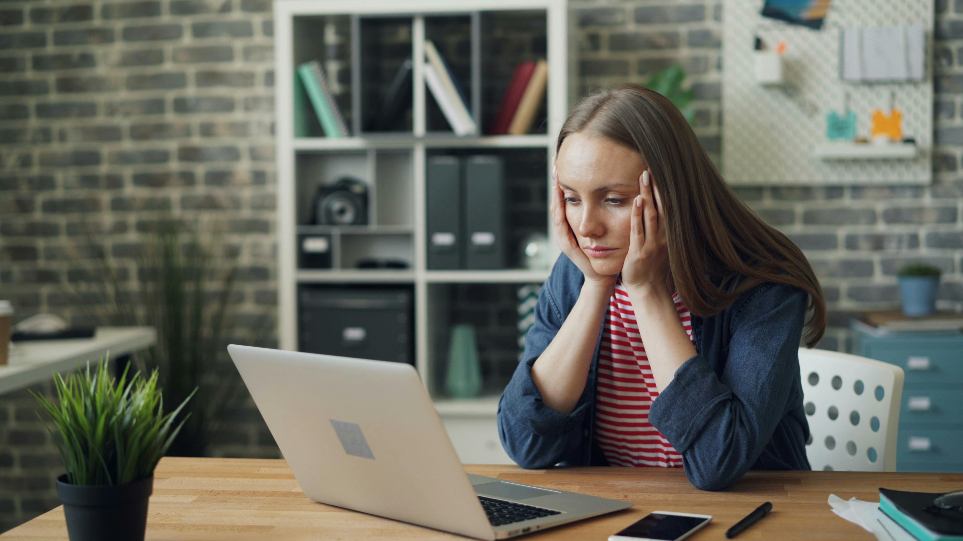 Eine Frau, die überrascht ist von dem, was sie auf ihrem Laptop sieht | Quelle: Pexels