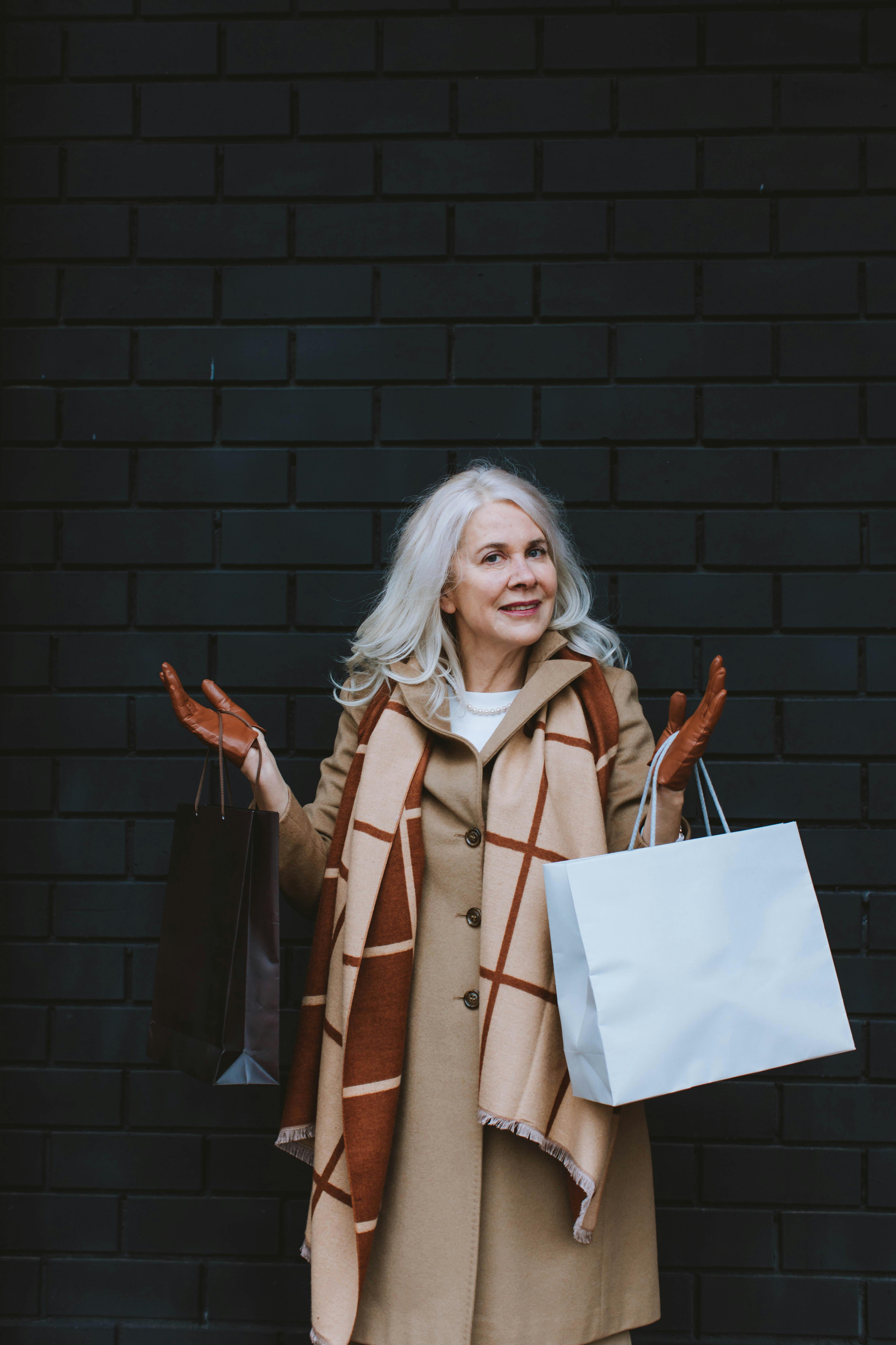 Eine elegante ältere Frau mit Einkaufstüten | Quelle: Pexels