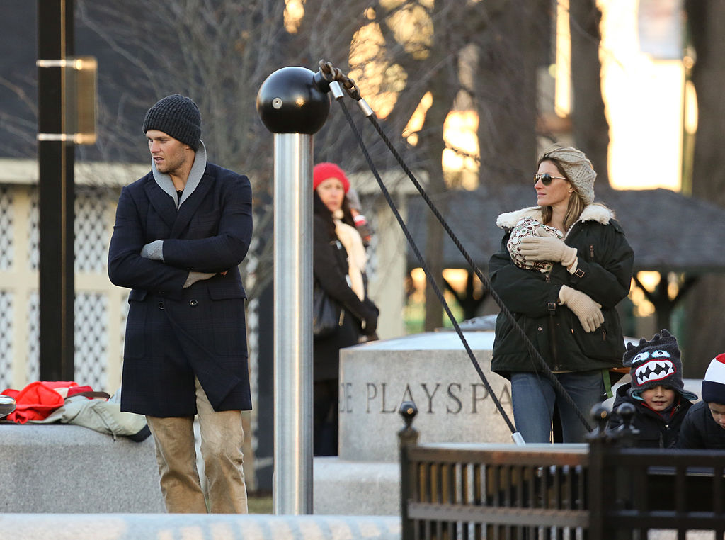 Gisele Bundchen und Tom Brady mit ihren Kindern Vivian Brady, John Moynahan und Benjamin Brady am 07. Dezember 2013 in Boston, Massachusetts. (Foto: Stickman/Bauer-Griffin/GC Images)