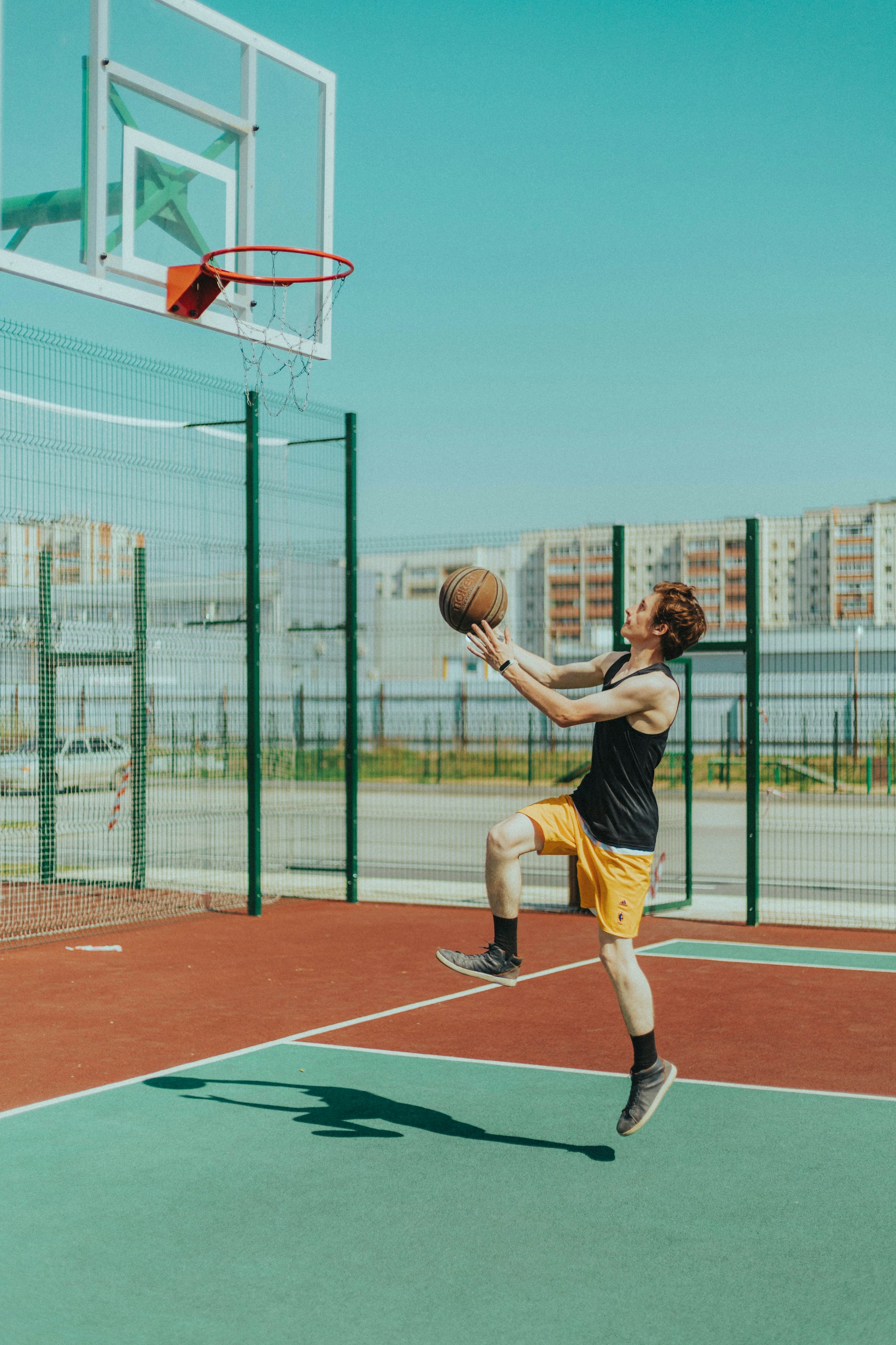 Ein Basketballspieler auf dem Platz | Quelle: Unsplash