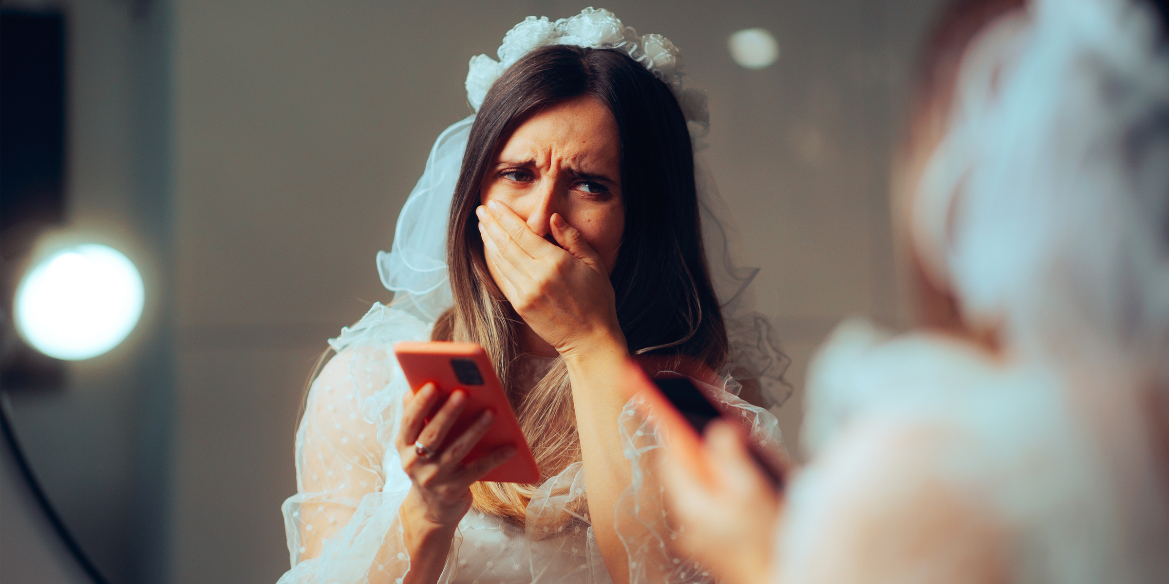 Eine Frau, die auf eine Nachricht auf ihrem Telefon reagiert | Quelle: Shutterstock