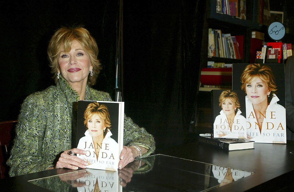Jane Fonda posiert mit ihrer neuen Memoiren "My Life so Far", die sie am 7. April 2005 bei der Buchpräsentation in West Hollywood, Kalifornien, für Fans signierte. (Foto von Matthew Simmons) | Quelle: Getty Images