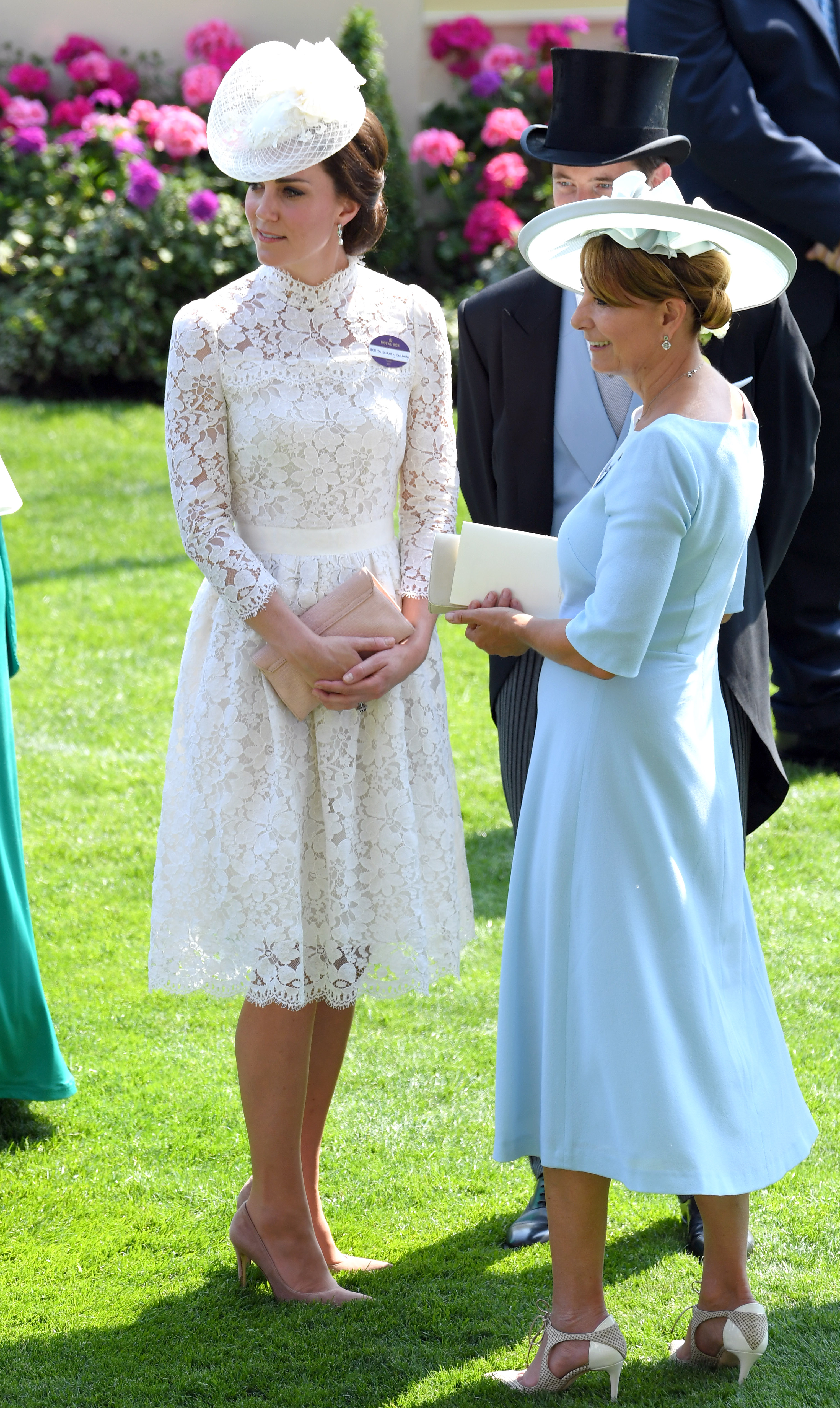 Catherine, Herzogin von Cambridge und Carole Middleton besuchen Royal Ascot 2017 auf der Pferderennbahn Ascot in England, am 20. Juni 2017. | Quelle: Getty Images