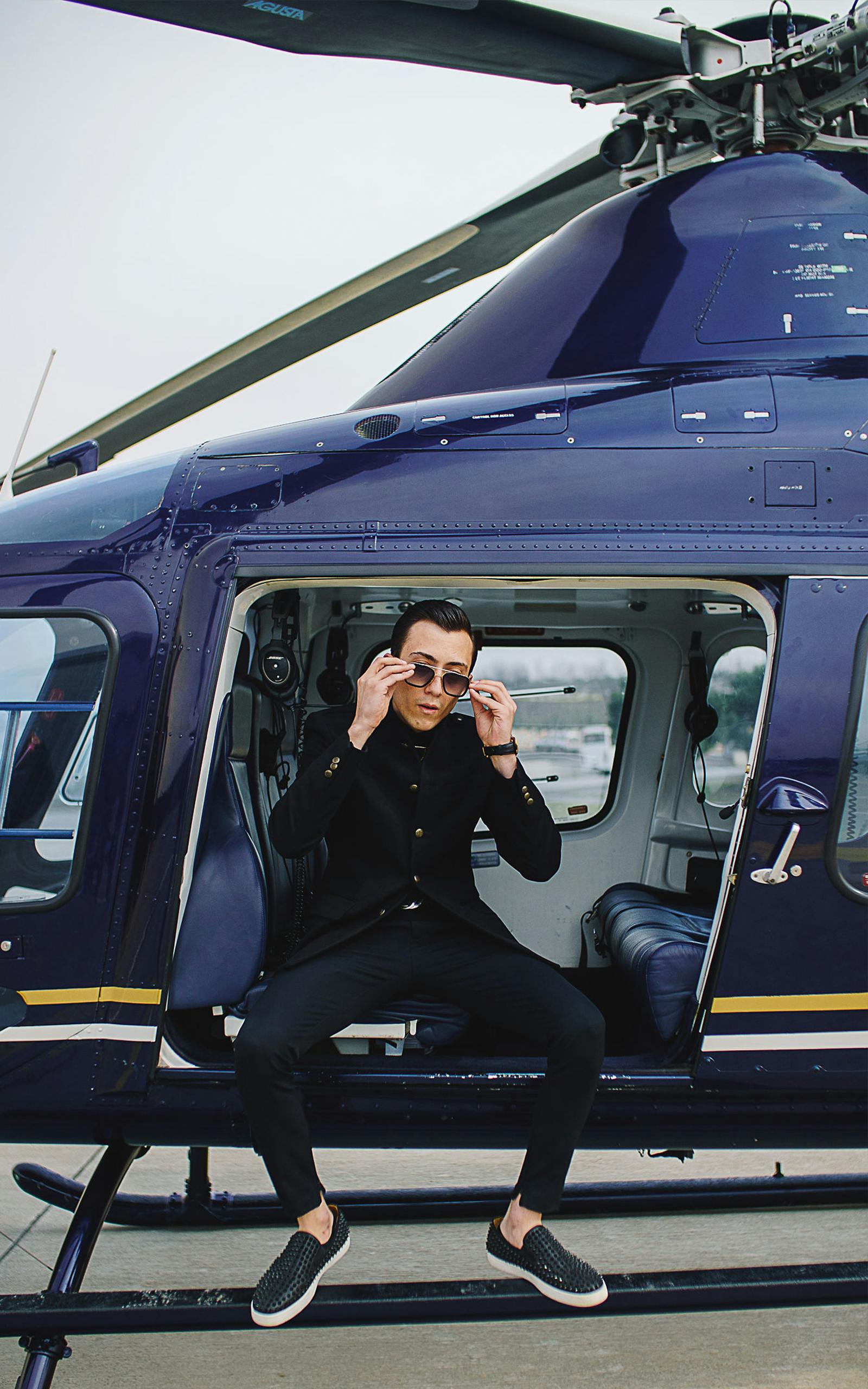 Ein reicher junger Mann in einem Hubschrauber | Quelle: Pexels