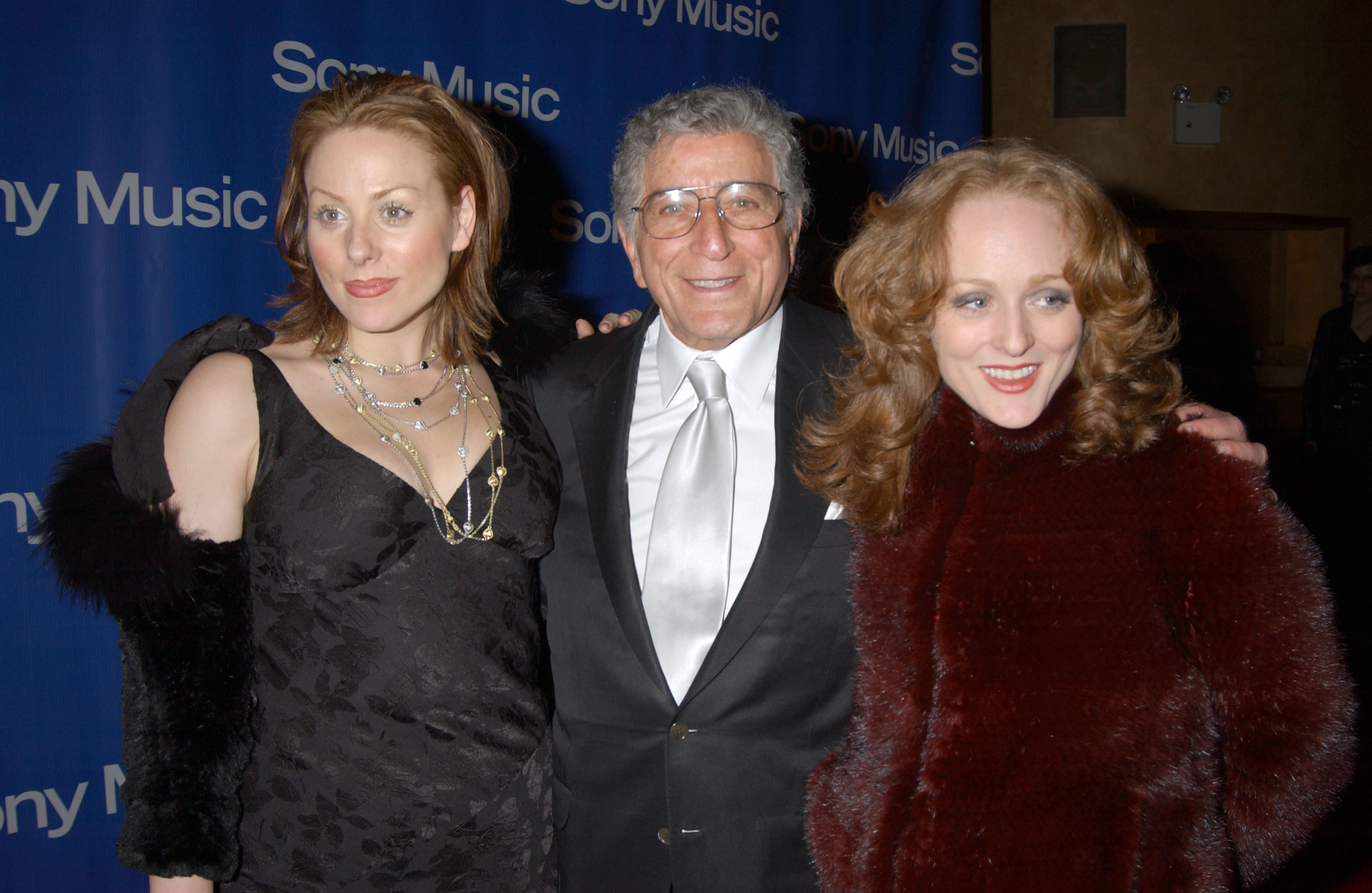 Joanna, Tony und Antonia Bennett auf einer Party nach den Grammys am 23. Februar 2003 in New York. | Quelle: Getty Images