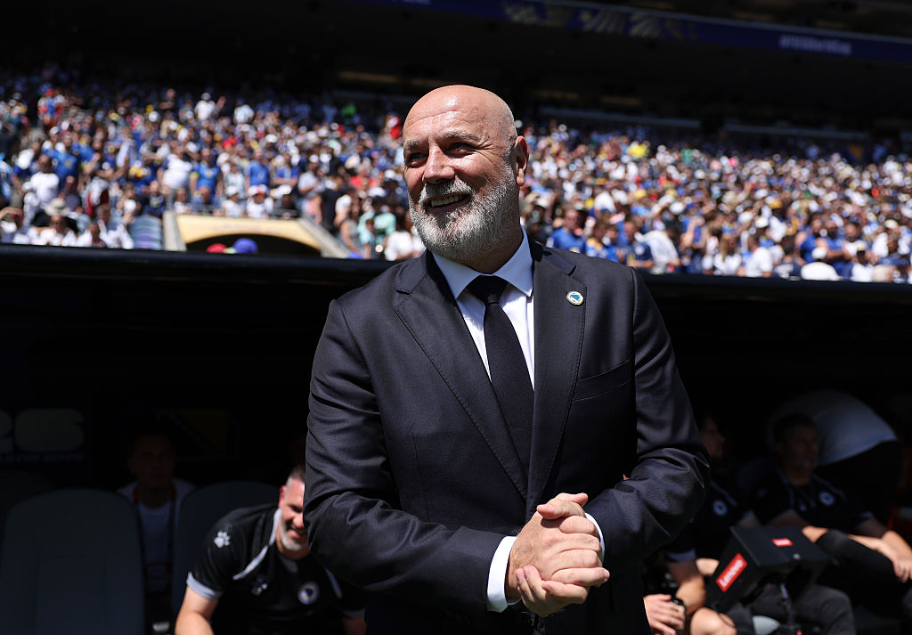 Sergej Barbarez, Cheftrainer von Bosnien und Herzegowina, blickt vor dem Spiel der Gruppe B der FIFA-Weltmeisterschaft 2026 zwischen Bosnien und Herzegowina und Katar am 24. Juni 2026 im Seattle Stadium in Seattle, Washington, auf das Spielfeld. | Quelle: Getty Images