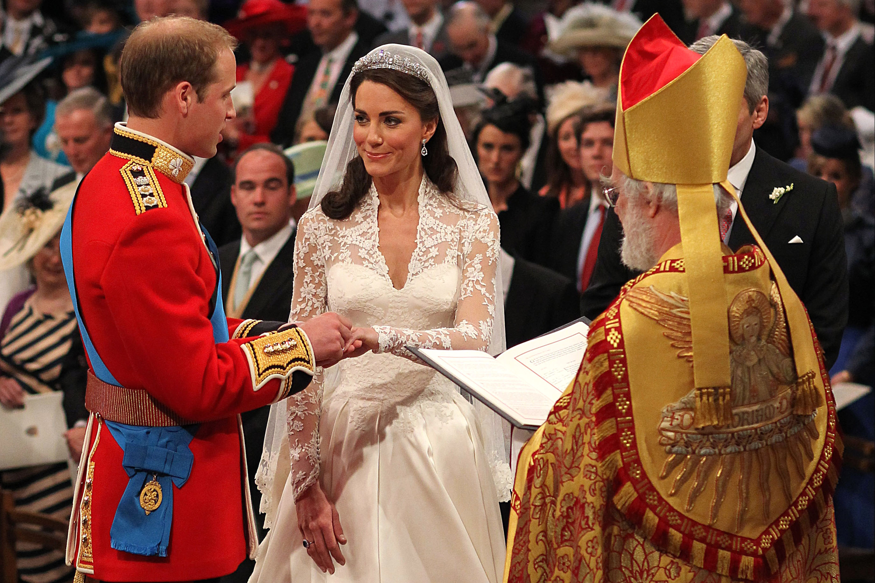 Prinz William tauscht mit Catherine Middleton in der Westminster Abbey am 29. April 2011 in London, England, die Ringe aus. | Quelle: Getty Images