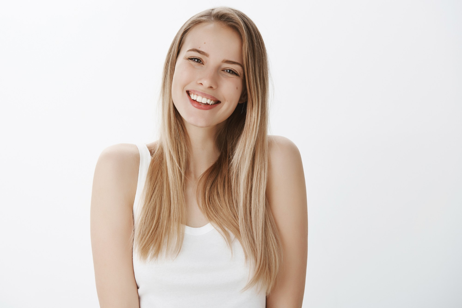 Eine fröhliche Frau mit einem freundlichen Lächeln | Quelle: Freepik