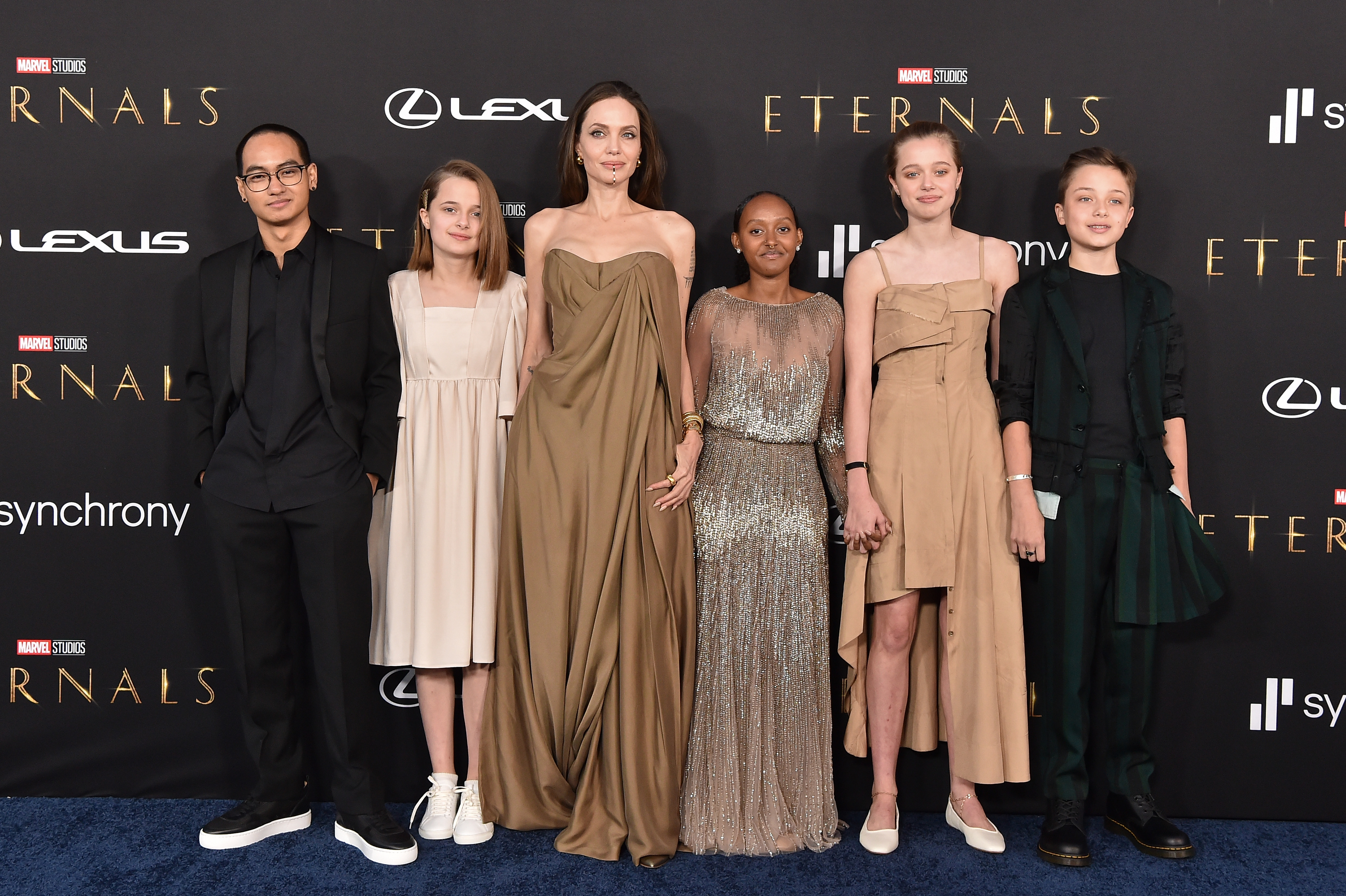 Maddox, Vivienne, Angelina Jolie, Knox, Shiloh und Zahara Jolie-Pitt besuchen die Los Angeles Premiere von Marvel Studios' "Eternals" in Los Angeles, Kalifornien, am 18. Oktober 2021. | Quelle: Getty Images