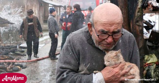 Ein alter Mann hat alles in einem Feuer verloren, aber er fand eine Katze in der Ruine. Seine Reaktion ist viral geworden