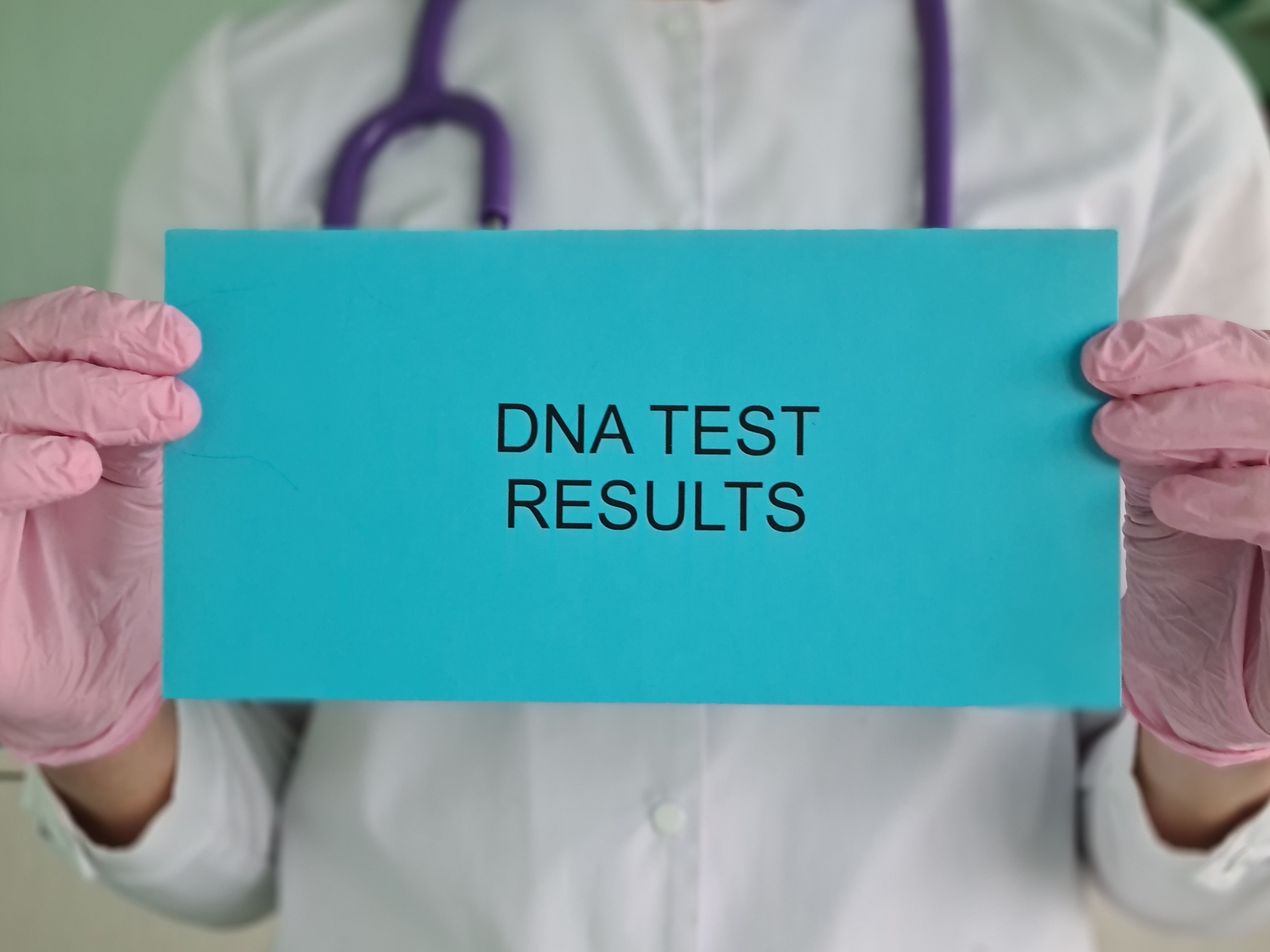 Ein Arzt hält einen Umschlag mit den Ergebnissen eines DNA-Tests | Quelle: Shutterstock