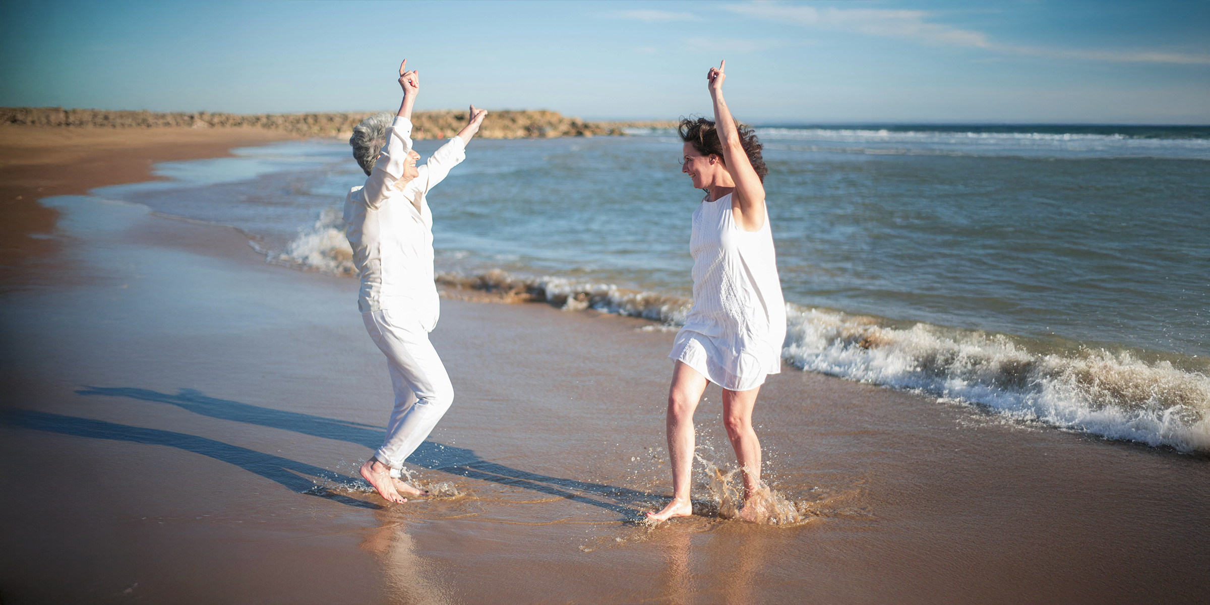 Zwei Frauen tanzen am Strand | Quelle: Pexels
