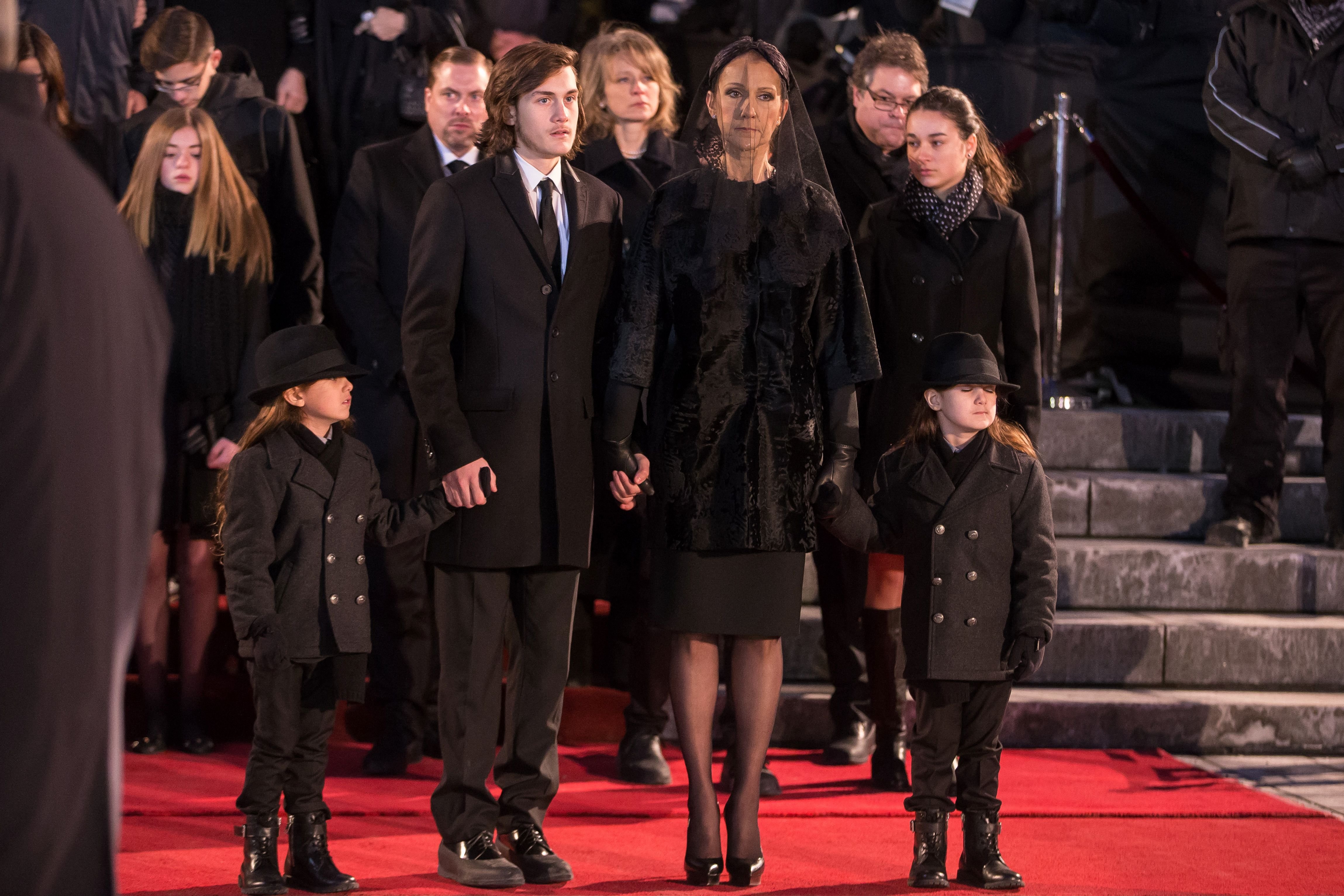 Céline Dion und ihre Söhne René-Charle, 15, Eddy und Nelson, 5 bei der Trauerfeier von René Angélil in der Notre-Dame-Basilika in Montreal am 22. Januar 2016. | Quelle: Getty Images