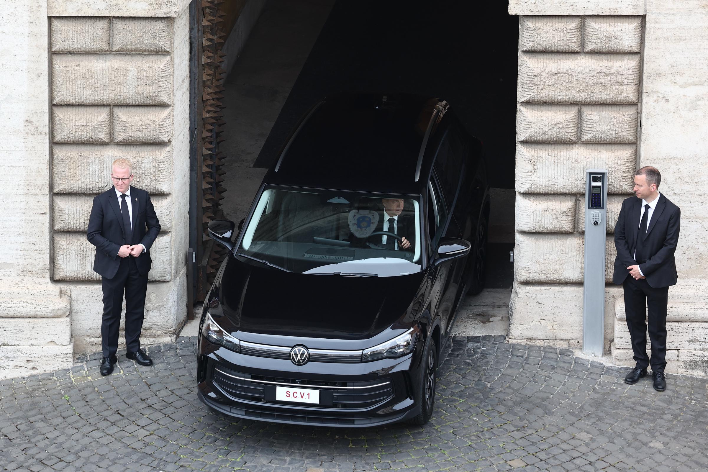 Ein Auto mit Papst Leo XIV. vor dem Regina Caeli Gebet auf dem Balkon des Petersdoms am 11. Mai 2025. | Quelle: Getty Images