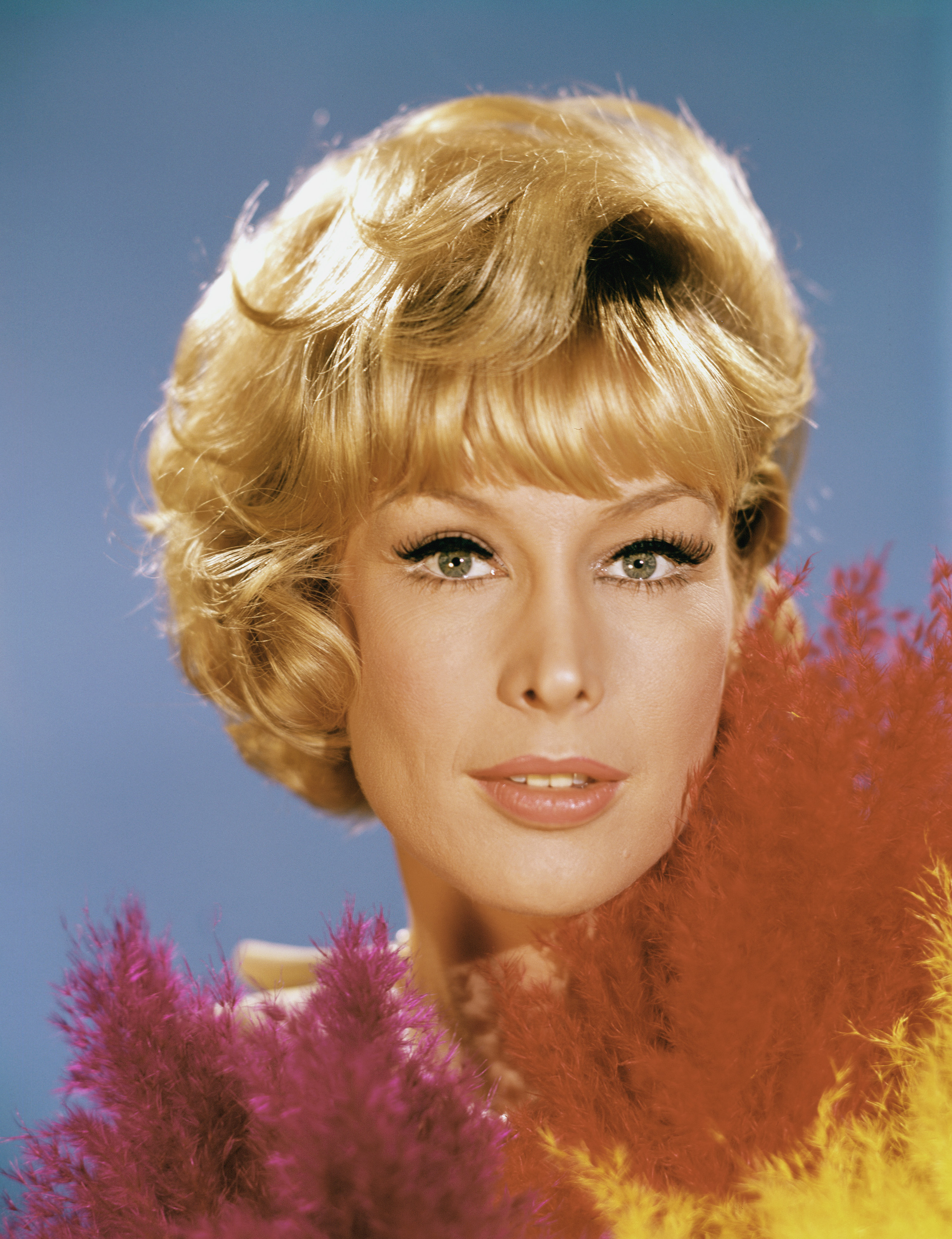 Barbara Eden mit Kurzhaarfrisur und Augen-Make-up. | Quelle: Getty Images