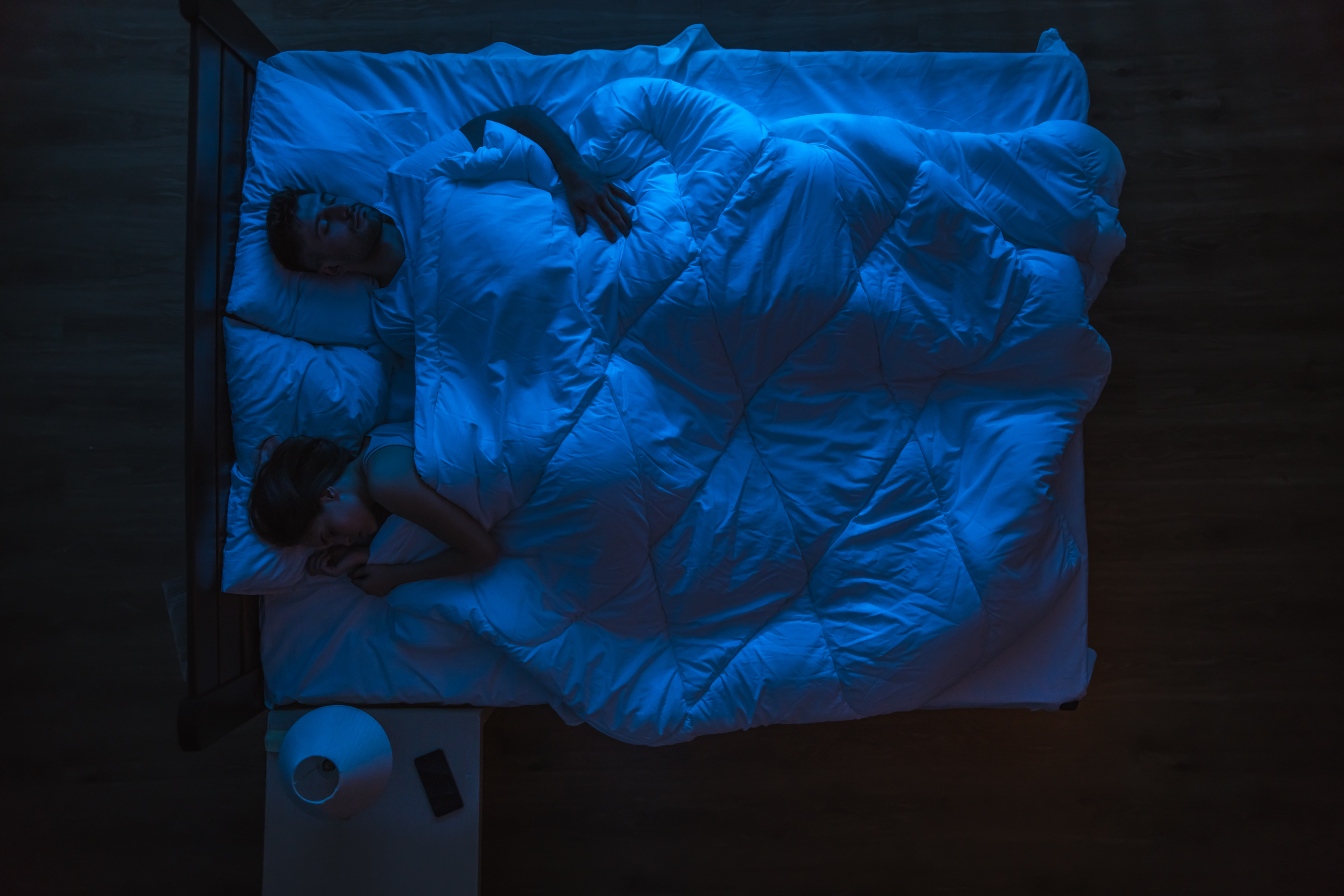 Das Paar schläft auf einem Bett | Quelle: Shutterstock