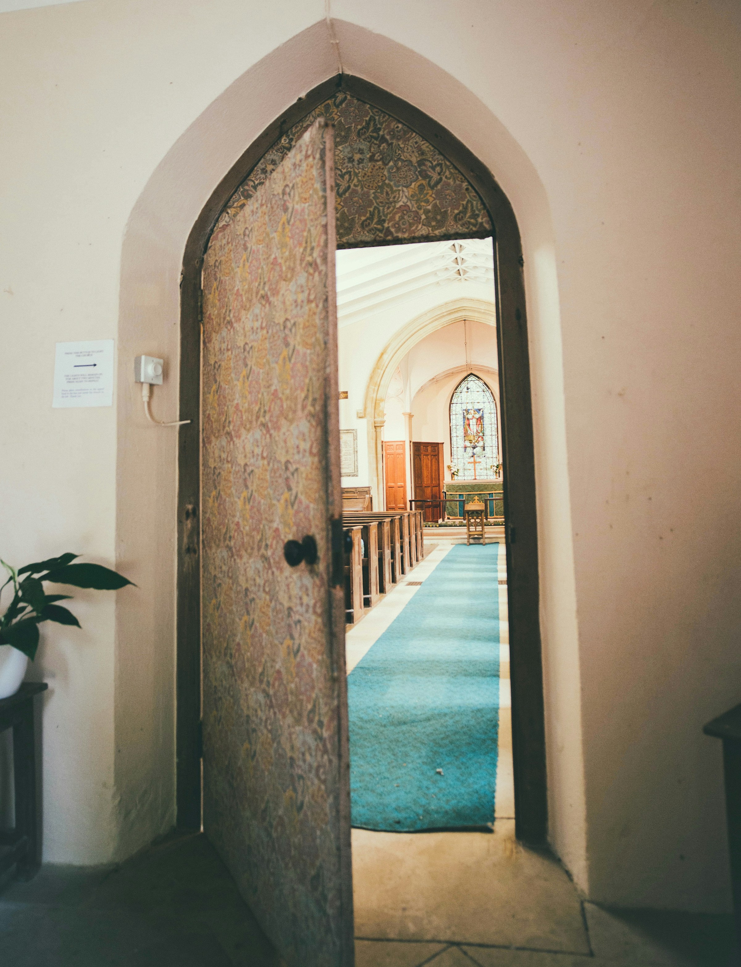 Eine offene Kirchentür | Quelle: Pexels