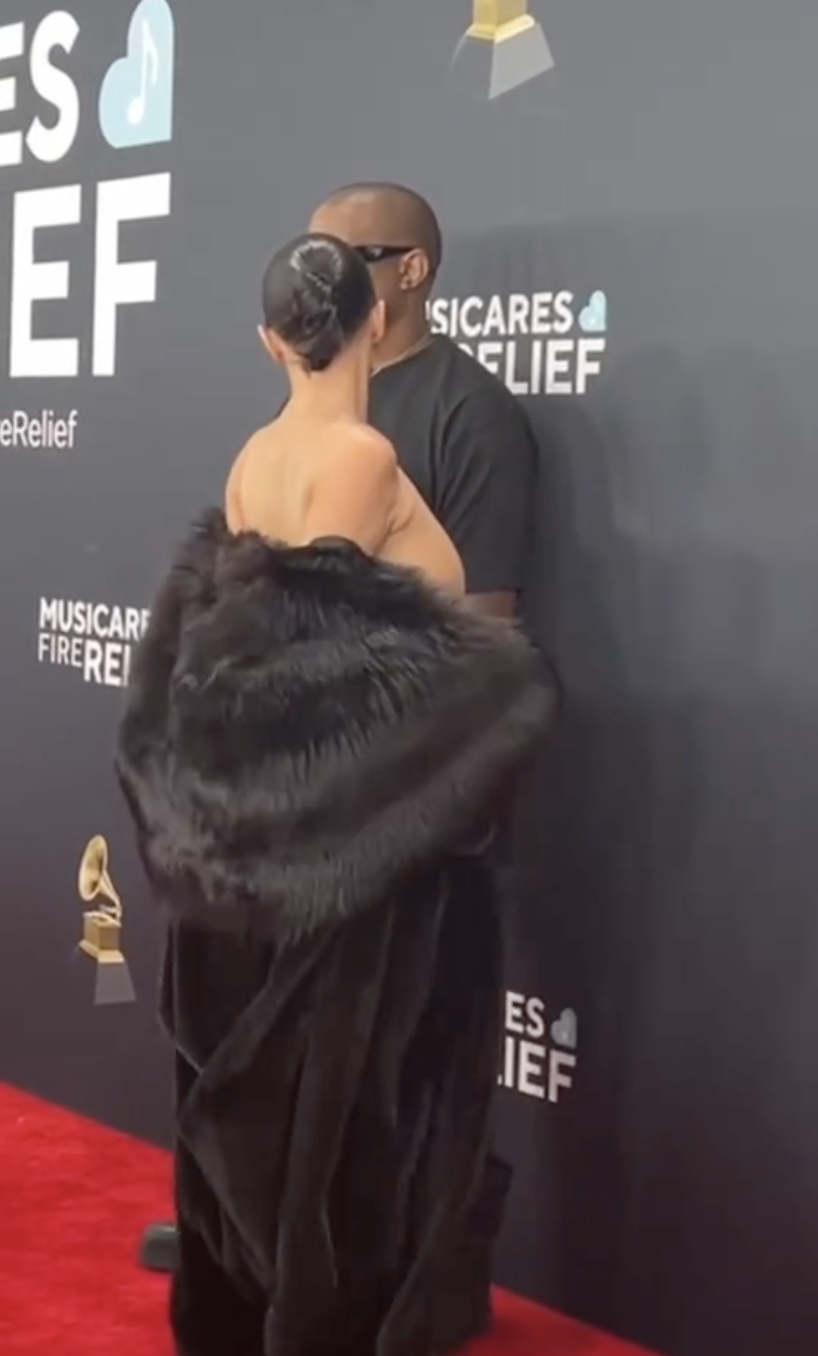 Kanye West und Bianca Censori posieren bei den 67. jährlichen Grammy Awards am 2. Februar 2025 in Los Angeles, Kalifornien. | Quelle: TikTok.com/CBSMornings