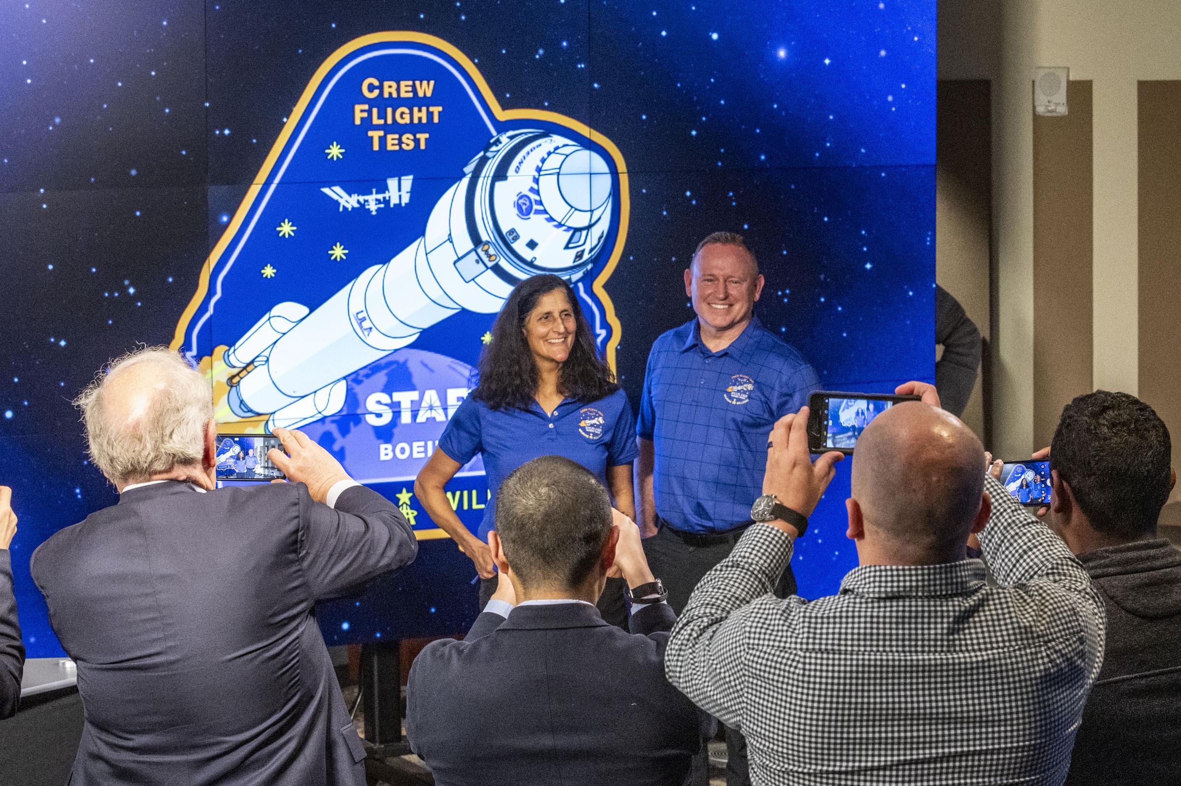 Barry Butch Wilmore und Sunita Suni Williams beantworten Fragen während eines Mediengesprächs im März 2024 | Quelle: Getty Images