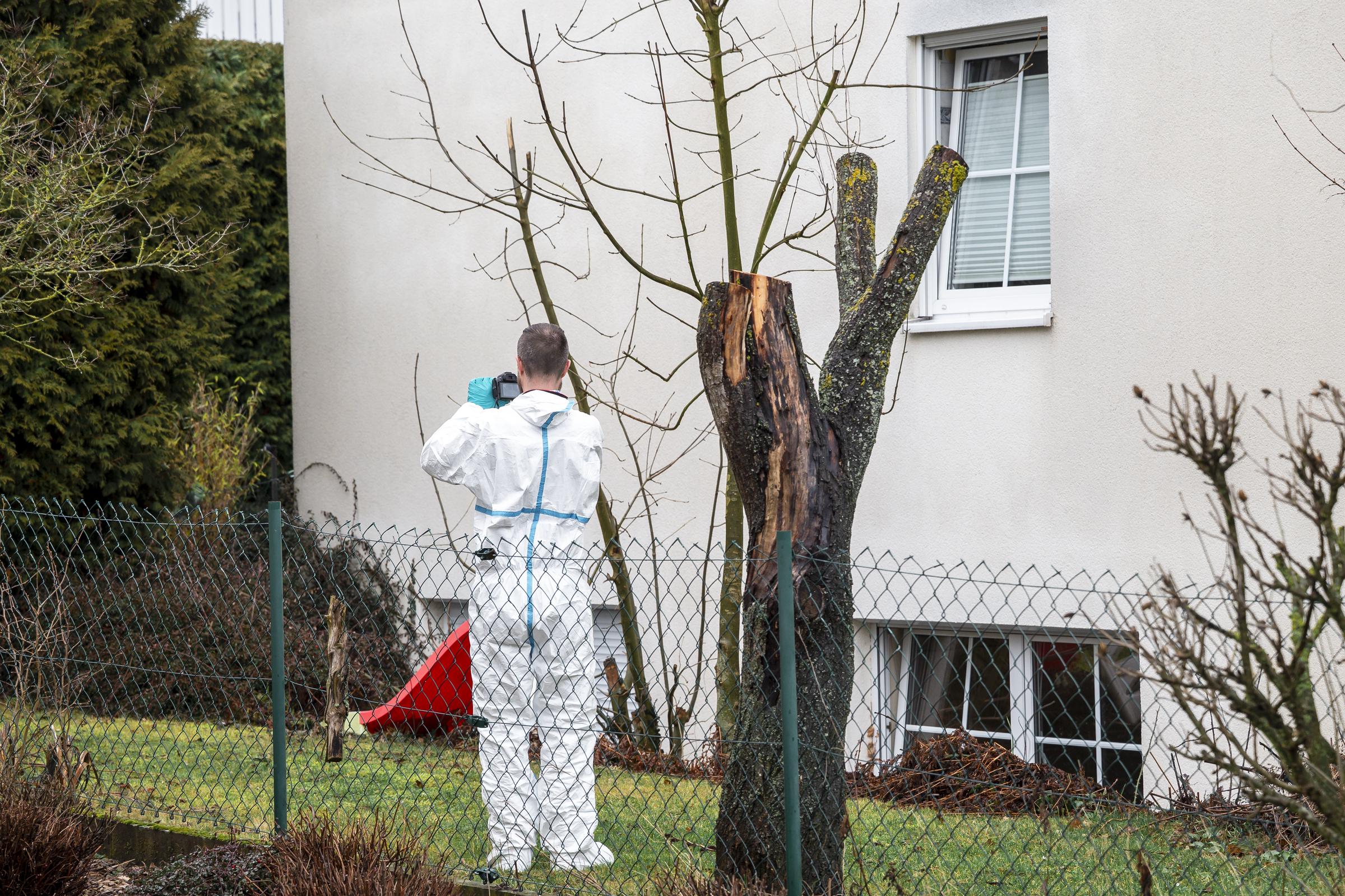Die Spurensicherung ist am 23. Februar 2026 am Tatort. | Quelle: Getty Images