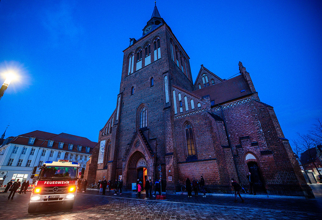 30. Oktober 2025, Mecklenburg-Vorpommern, Güstrow: Besucher der Trauerfeier zum Abschied vom achtjährigen Fabian versammeln sich vor dem Eingang der Marienkirche | Quelle: Getty Images