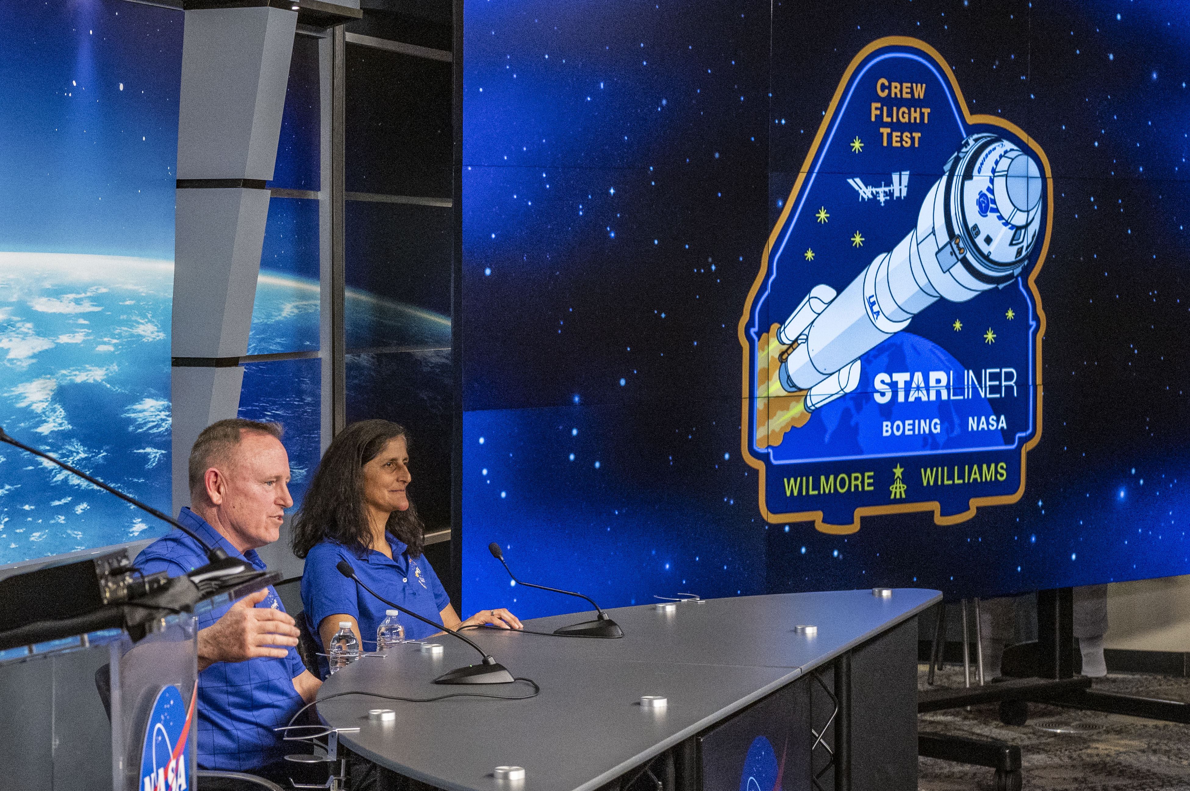 Barry Butch Wilmore und Sunita Suni Williams beantworten Fragen während eines Mediengesprächs im März 2024 | Quelle: Getty Images