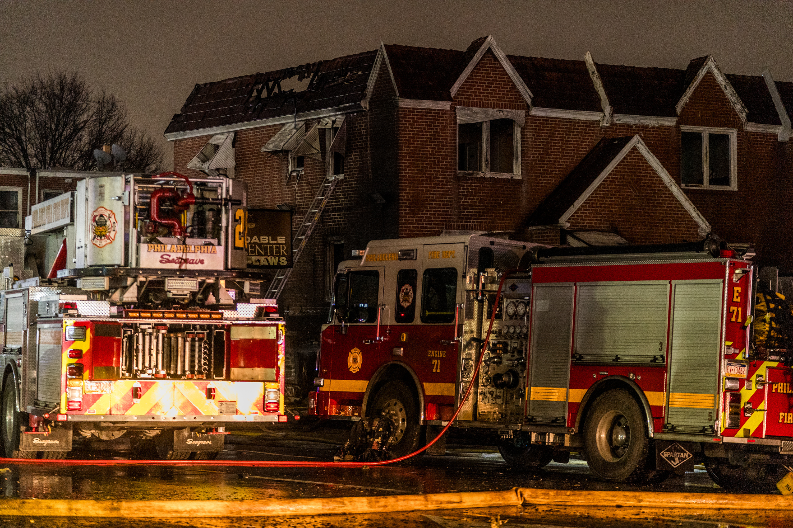 Blick auf das Dach eines Hauses, das von einem Kleinflugzeug getroffen wurde, das in Philadelphia abstürzt | Quelle: Getty Images