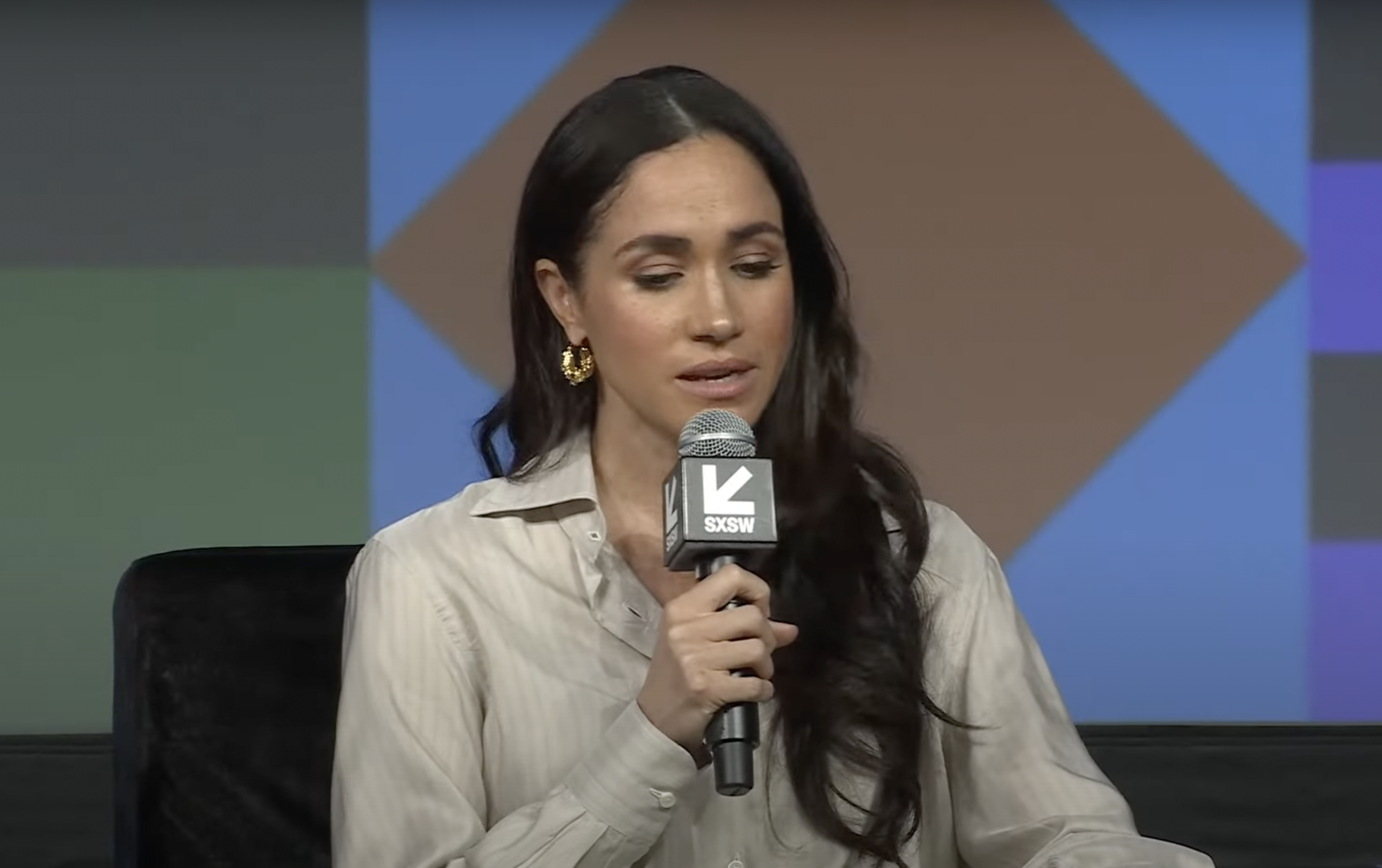 Meghan Markle bei der Veranstaltung "Breaking Barriers, Shaping Narratives: How Women Lead On and Off the Screen" während der 2024 SXSW Conference and Festival im Austin Convention Center am 8. März 2024 in Austin, Texas. | Quelle: Youtube/SXSW