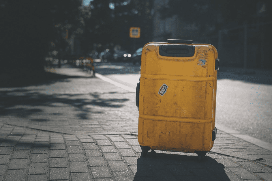 Katja stand mit nur einem Koffer auf der Straße. | Quelle: Unsplash