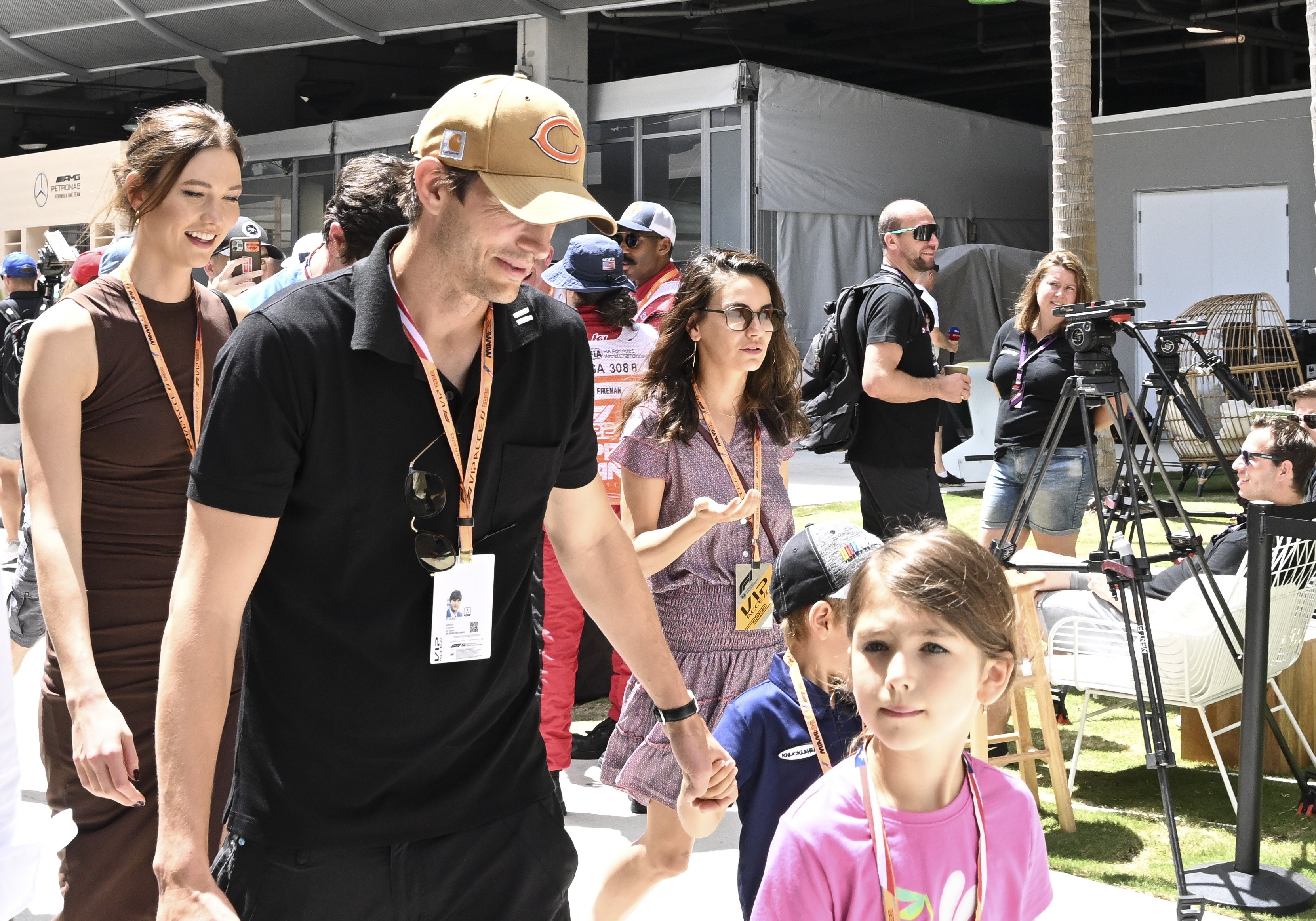 Ashton Kutcher mit seinen Kindern Wyatt und Dimitri im Jahr 2022 in Miami | Quelle: Getty Images