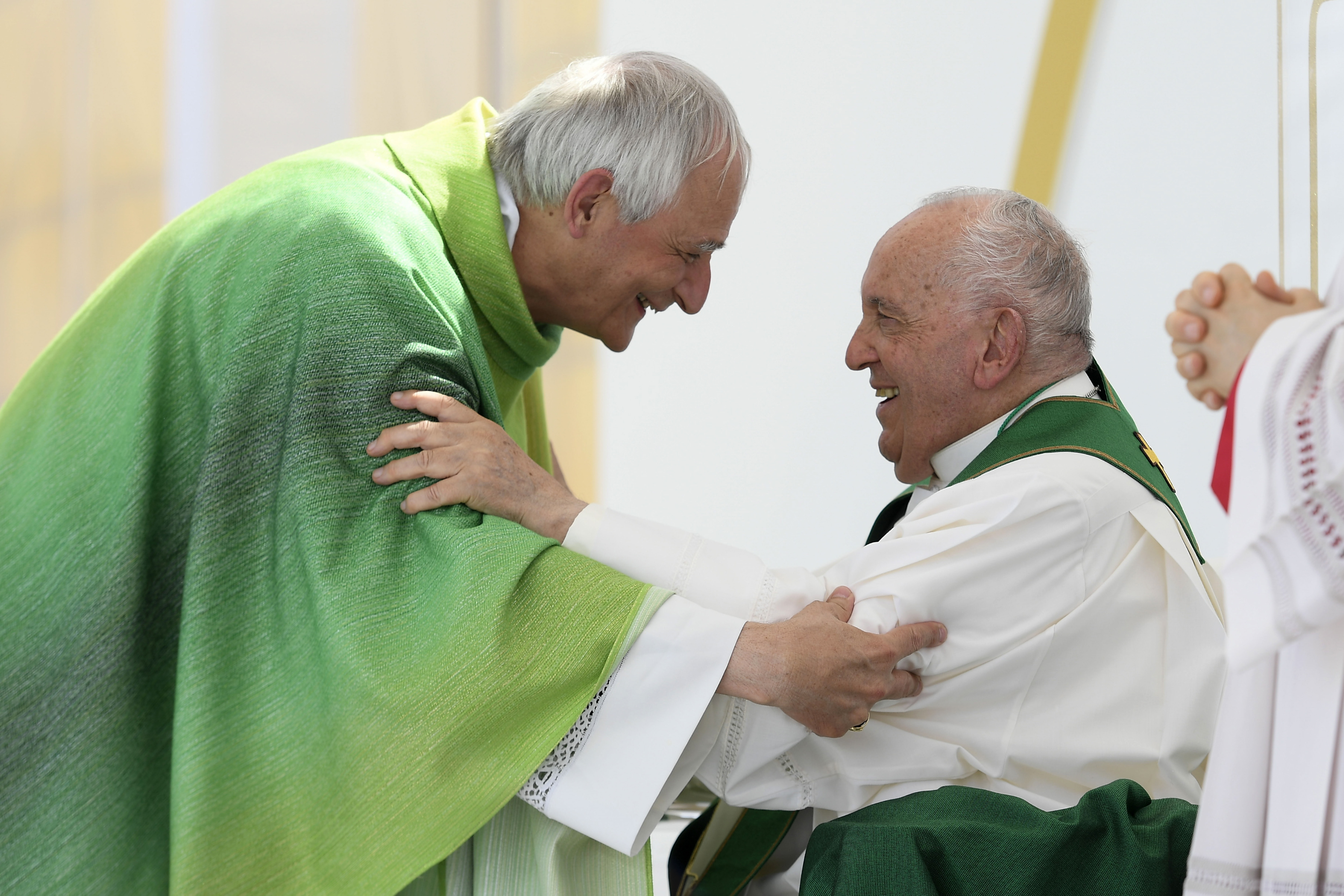Papst Franziskus begrüßt Kardinal Matteo Maria Zuppi während eines Gottesdienstes zum Abschluss der 50. italienischen katholischen Sozialwoche am 7. Juli 2024 in Triest, Italien. | Quelle: Getty Images