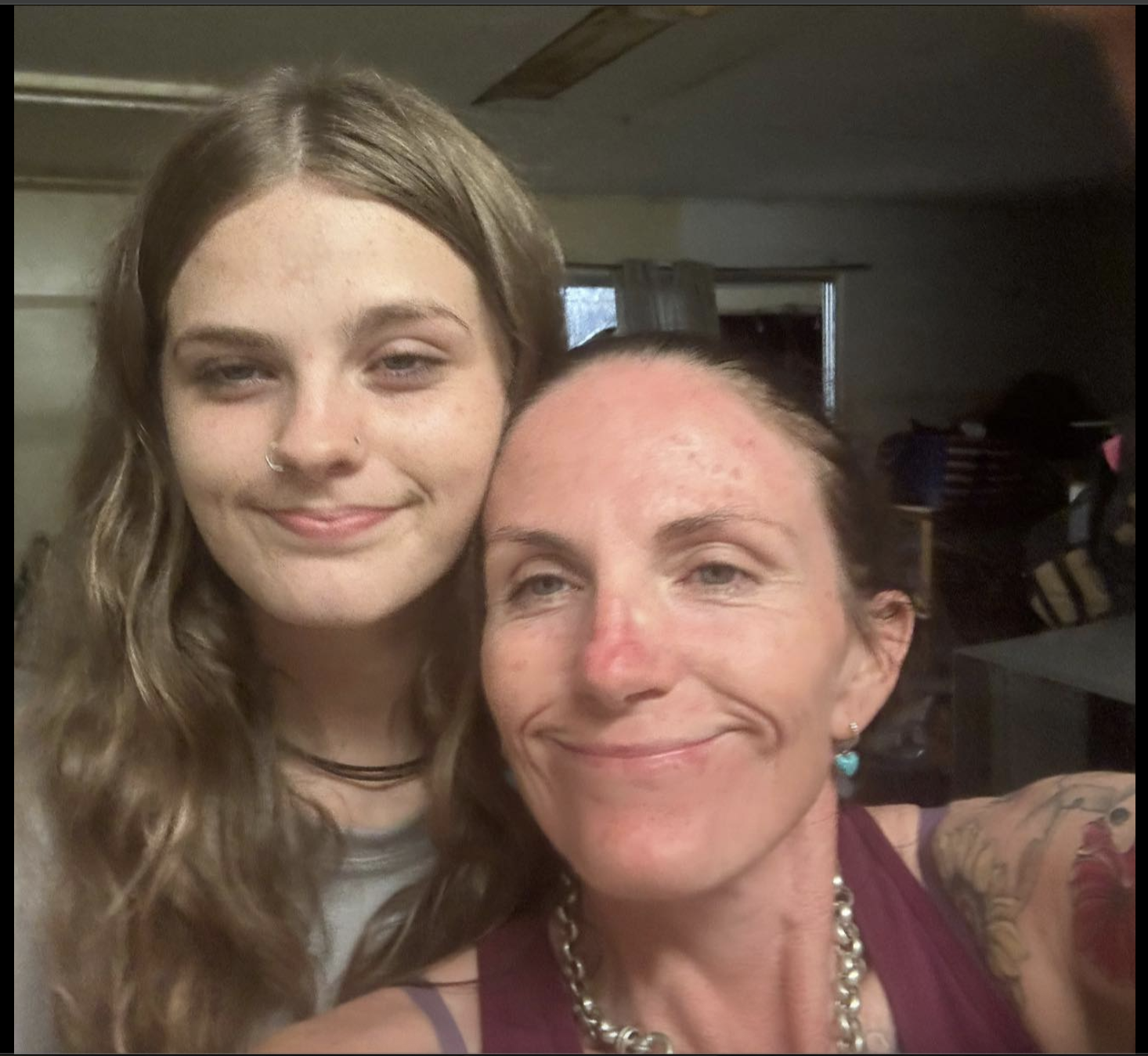 Pheobe Bishop ist mit ihrer Mutter, Kylie Johnson, auf einem Foto vom 18. Mai 2025 zu sehen | Quelle: Facebook/kyliezbishop