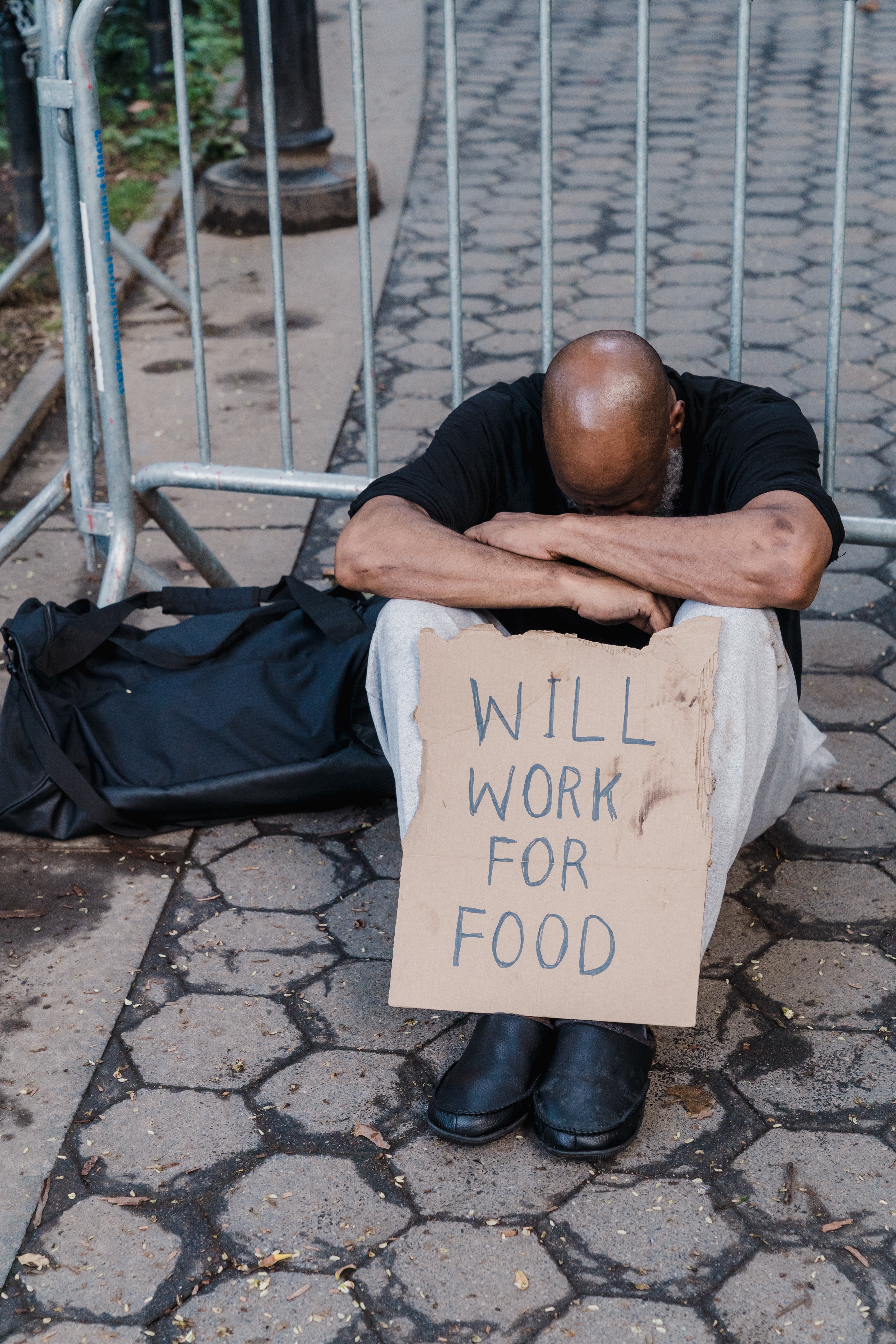 Der obdachlose Mann verriet, dass er seit Tagen nichts mehr gegessen hatte. | Quelle: Pexels