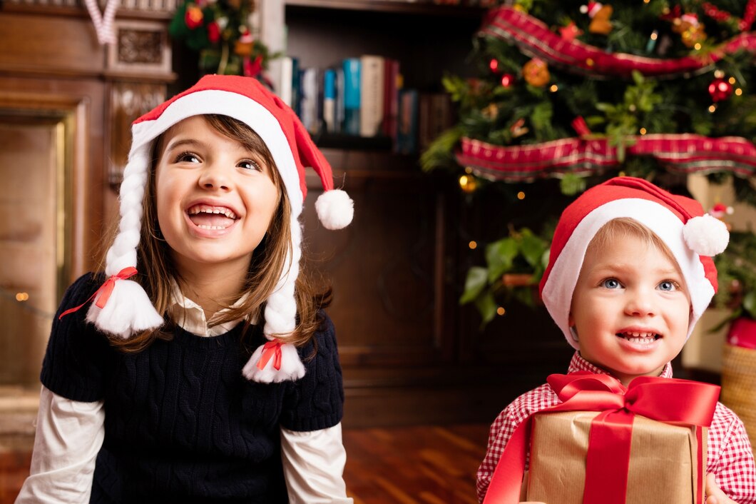 Glückliche Kinder am Weihnachtsmorgen | Quelle: Freepik