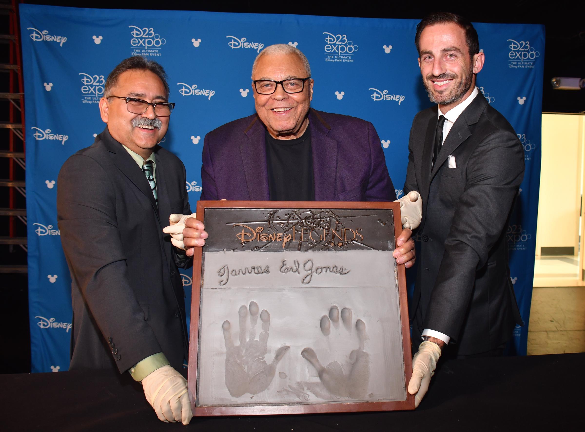 James Earl Jones beim Gießen seiner Hand in Zement für Disney während einer Veranstaltung am 10. Juli 2019 in Pawling, New York. | Quelle: Getty Images