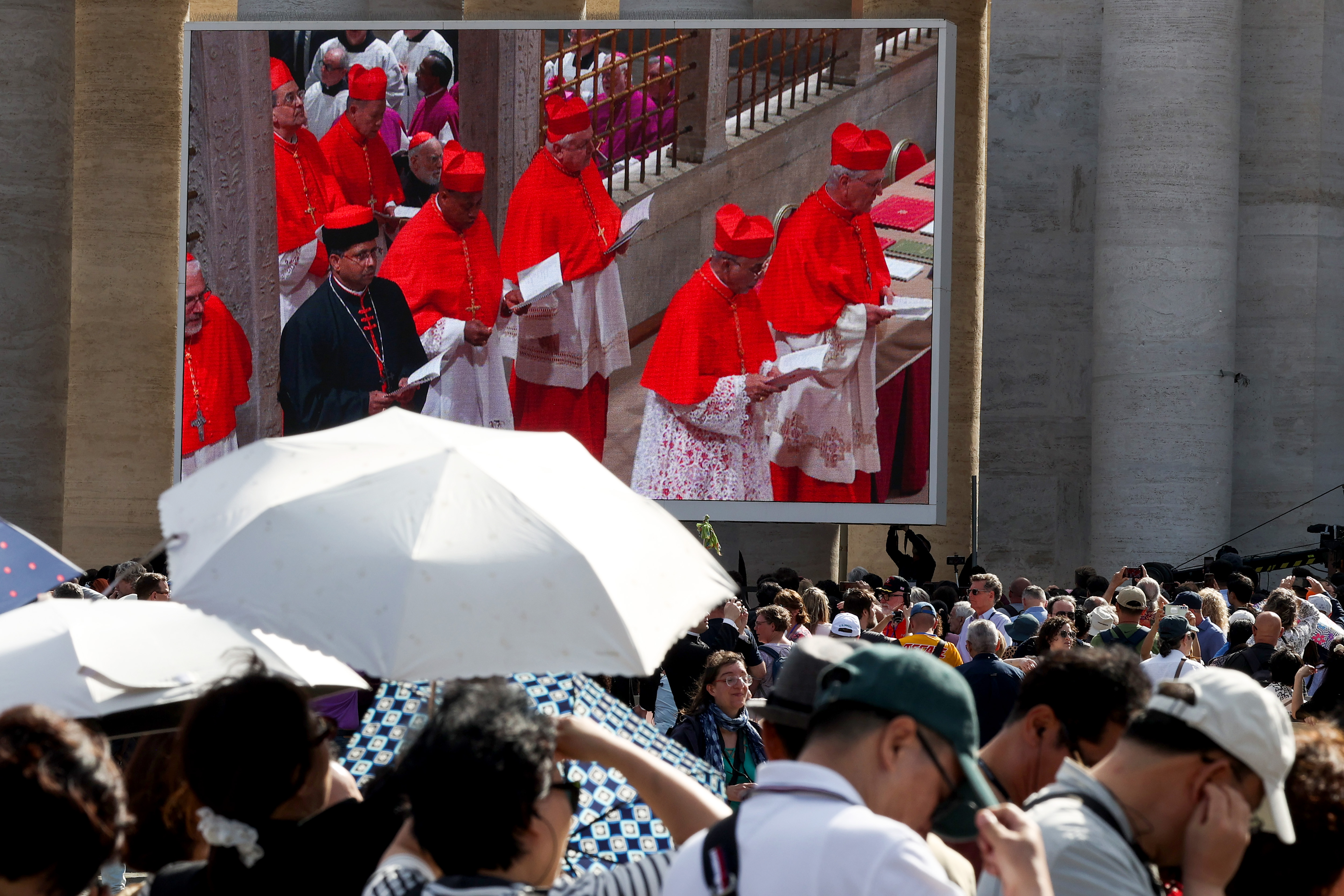 Kardinäle betreten die Sixtinische Kapelle für das Konklave, zu sehen auf Bildschirmen auf dem Petersplatz in Vatikanstadt am 7. Mai 2025 | Quelle: Getty Images